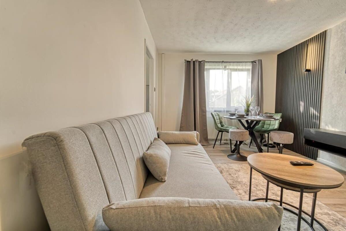 Modern 1BR Apt Netflix, Parking, M6 Access