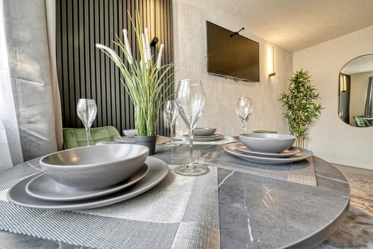 Modern 1BR Apt Netflix, Parking, M6 Access