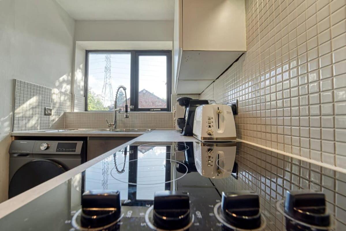 Modern 1BR Apt Netflix, Parking, M6 Access