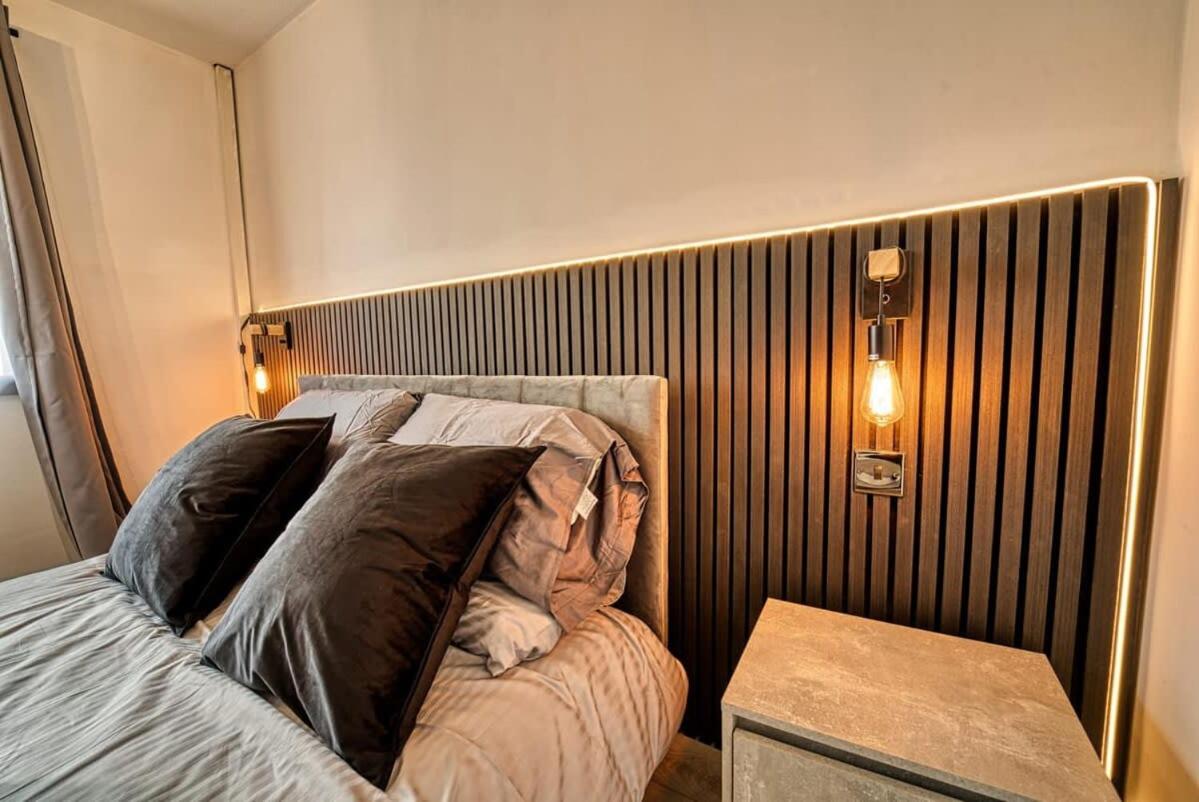 Modern 1BR Apt Netflix, Parking, M6 Access