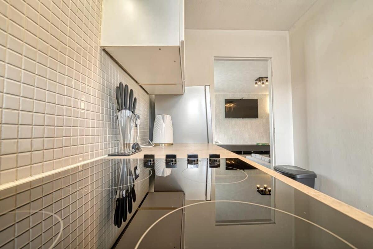 Modern 1BR Apt Netflix, Parking, M6 Access