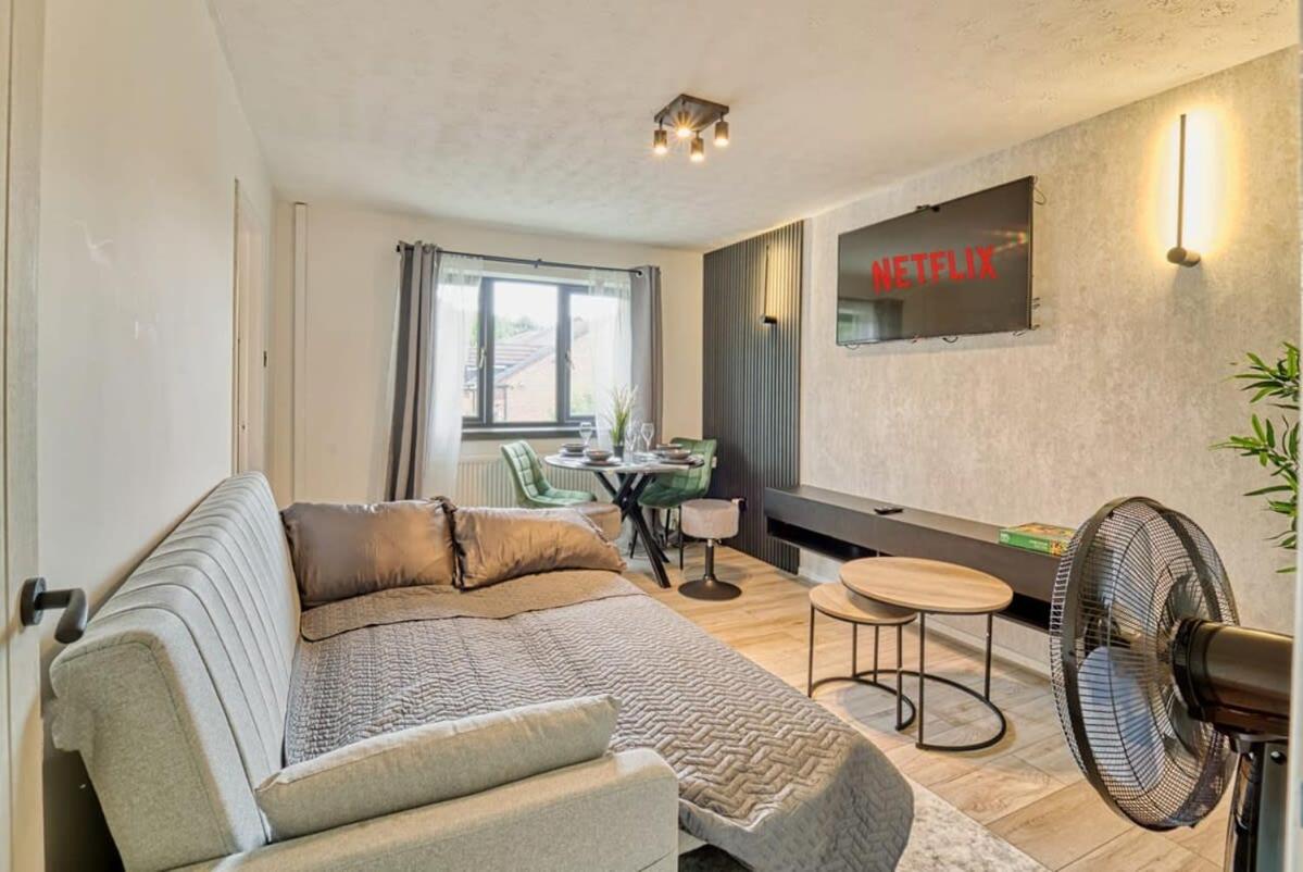 Modern 1BR Apt Netflix, Parking, M6 Access