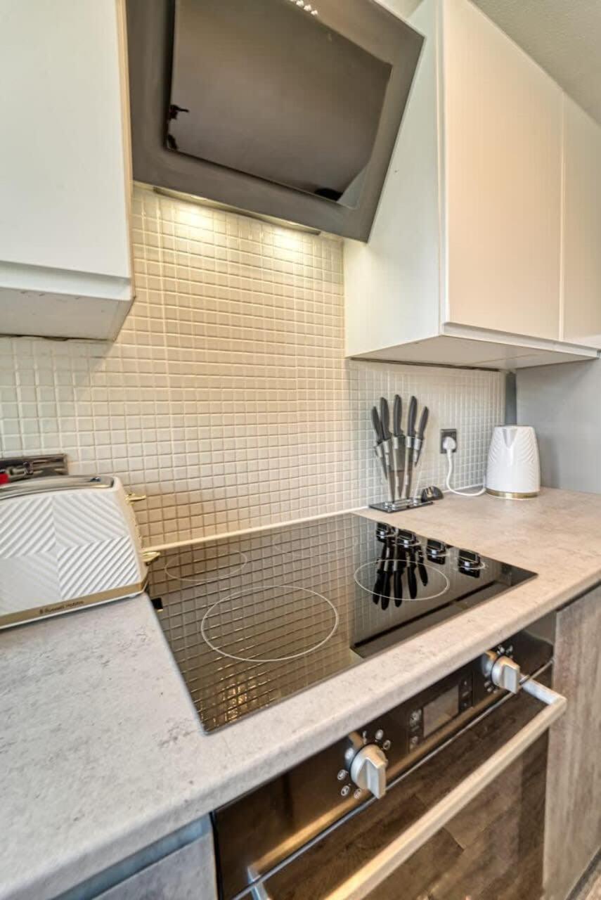 Modern 1BR Apt Netflix, Parking, M6 Access