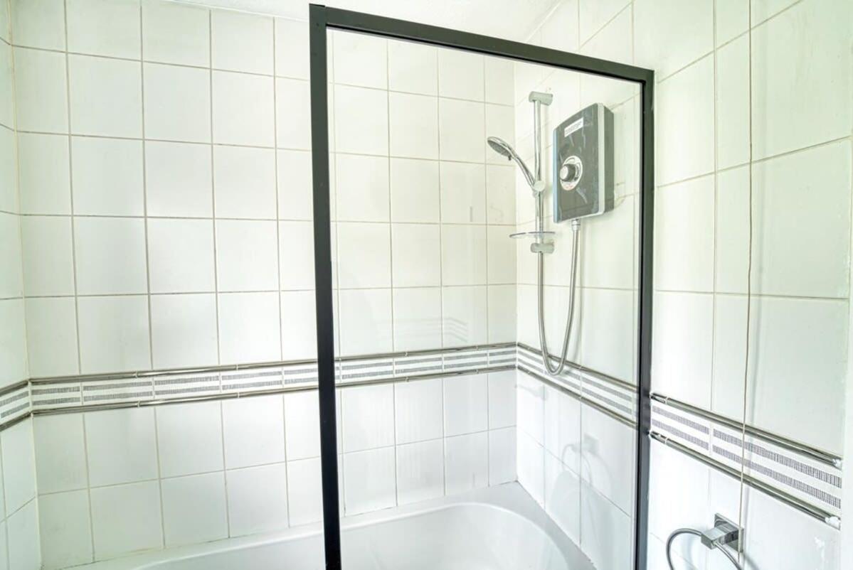 Modern 1BR Apt Netflix, Parking, M6 Access