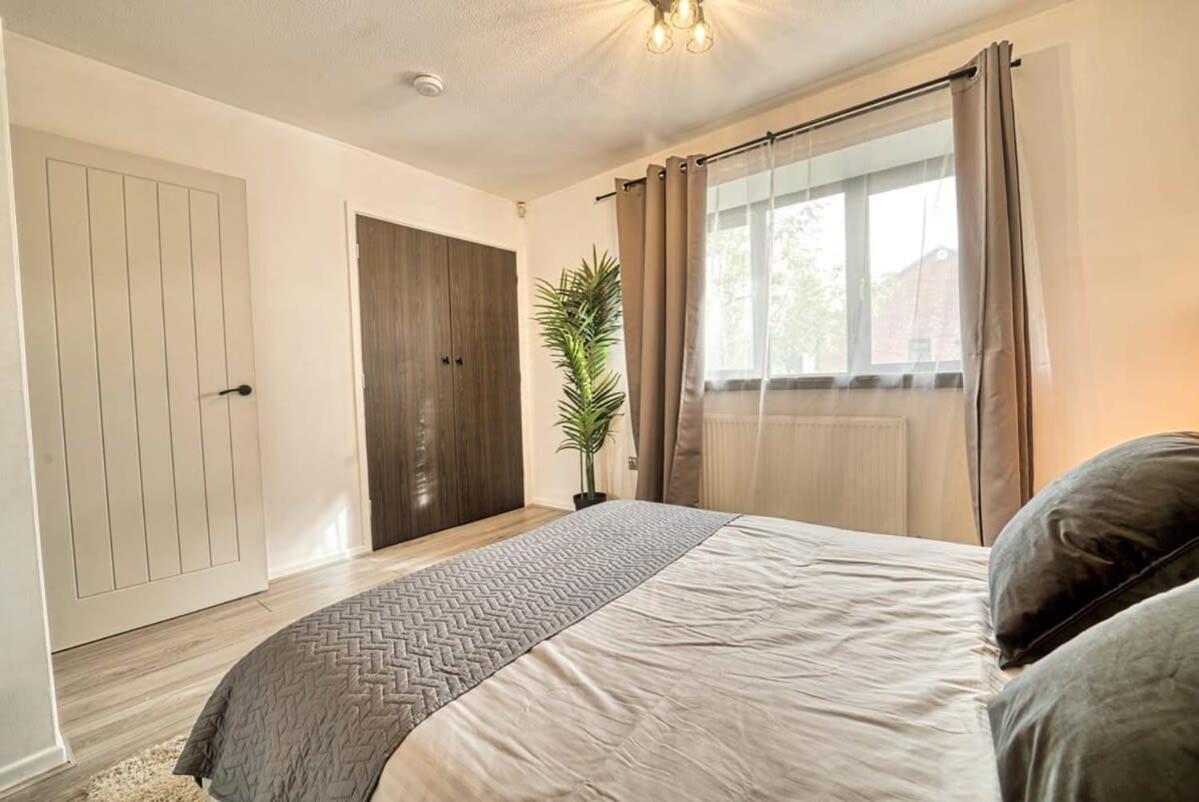 Modern 1BR Apt Netflix, Parking, M6 Access