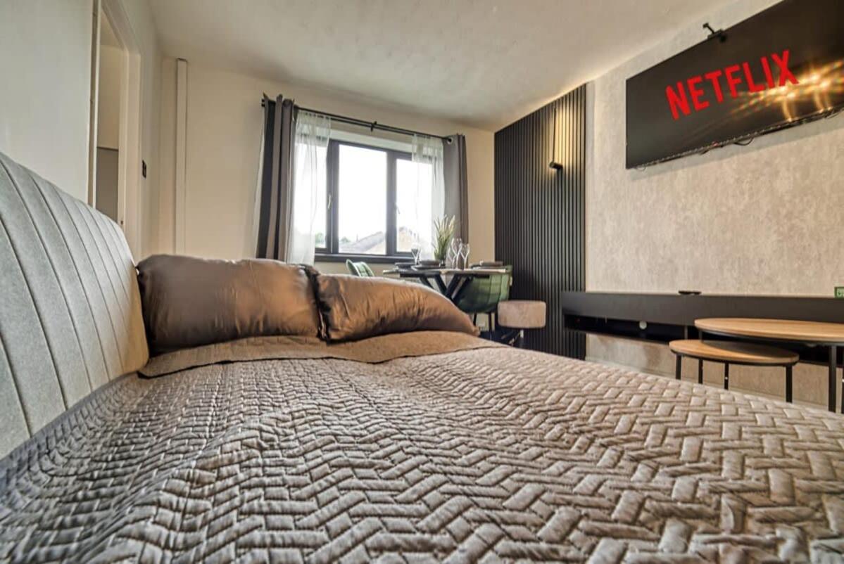 Modern 1BR Apt Netflix, Parking, M6 Access