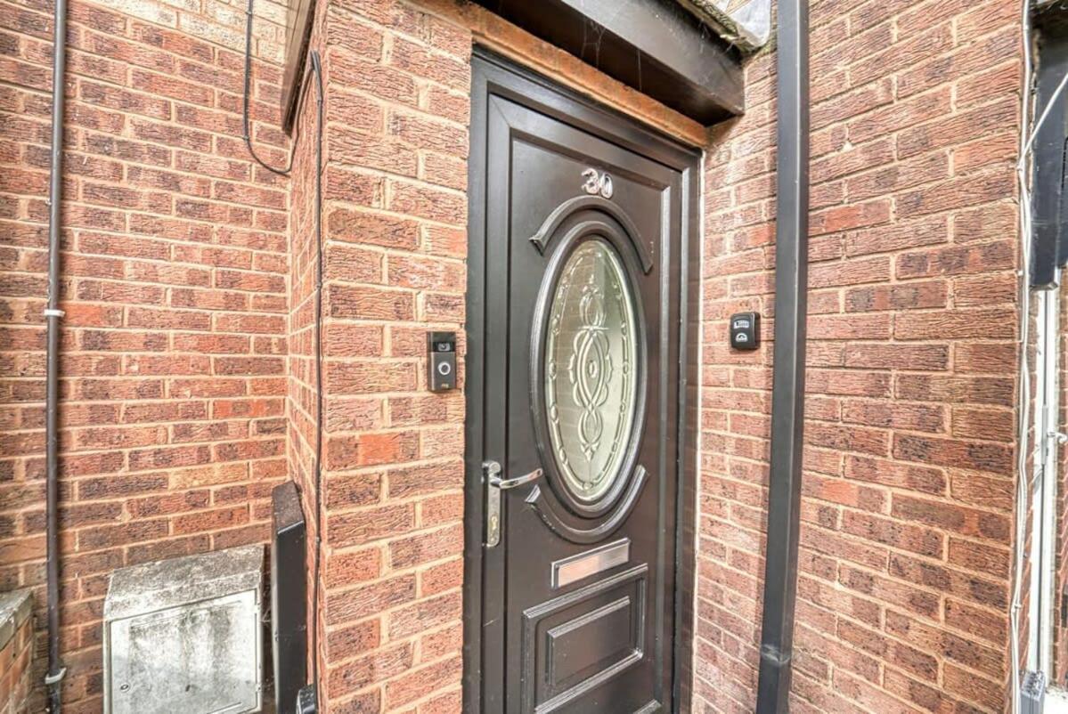 Modern 1BR Apt Netflix, Parking, M6 Access