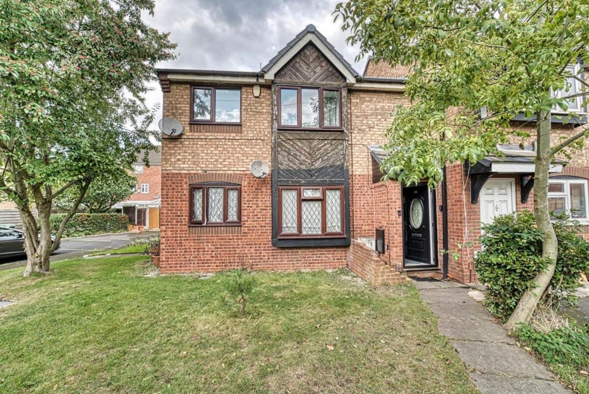 Modern 1BR Apt Netflix, Parking, M6 Access
