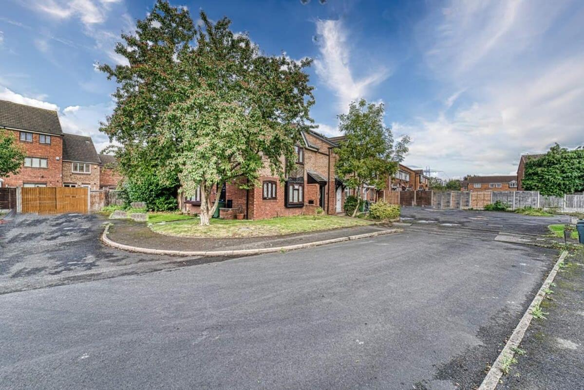 Modern 1BR Apt Netflix, Parking, M6 Access