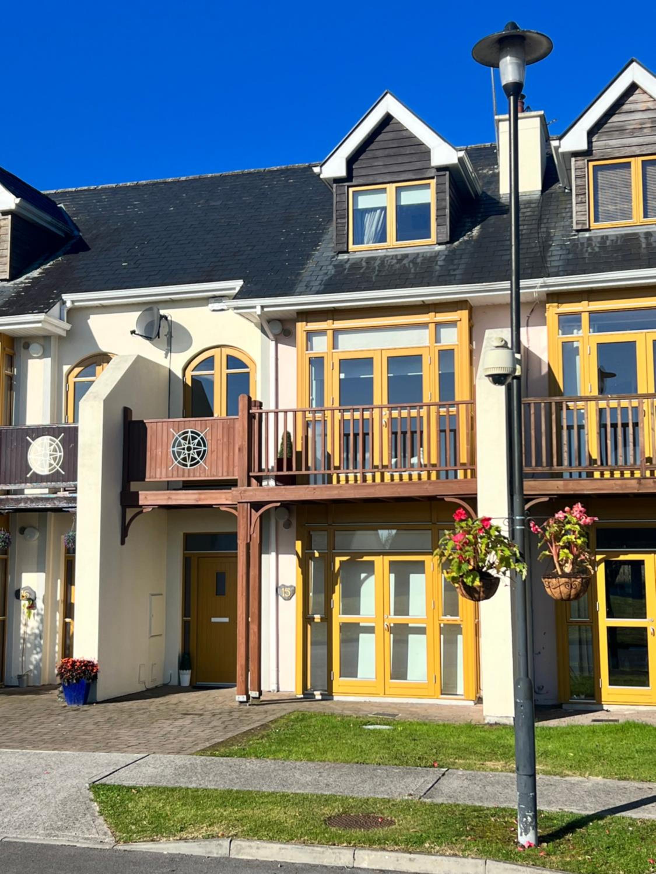 Shannonside - Stylish 5 Bed Marina home & 40ft mooring view 2