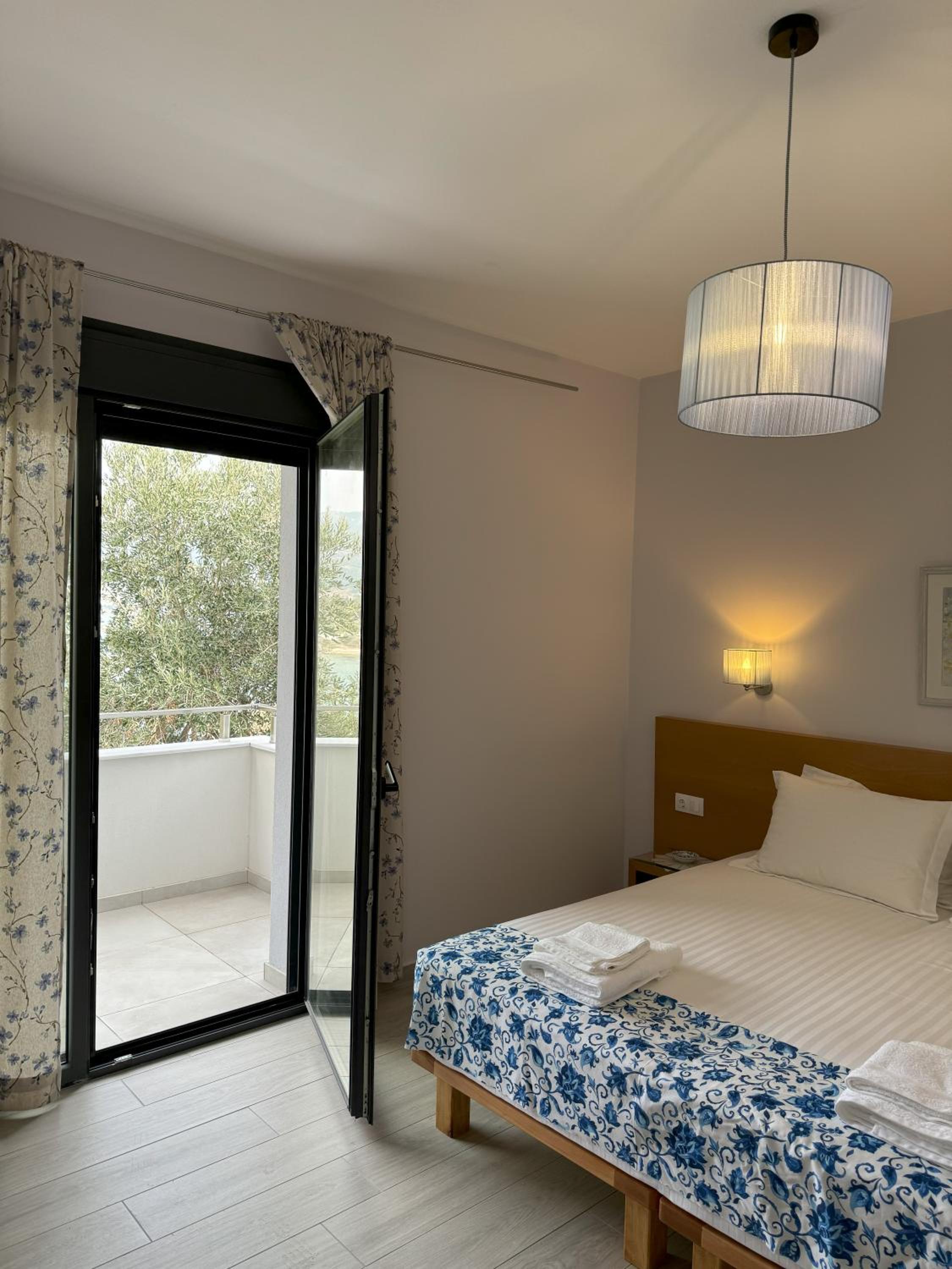 Acra Melia