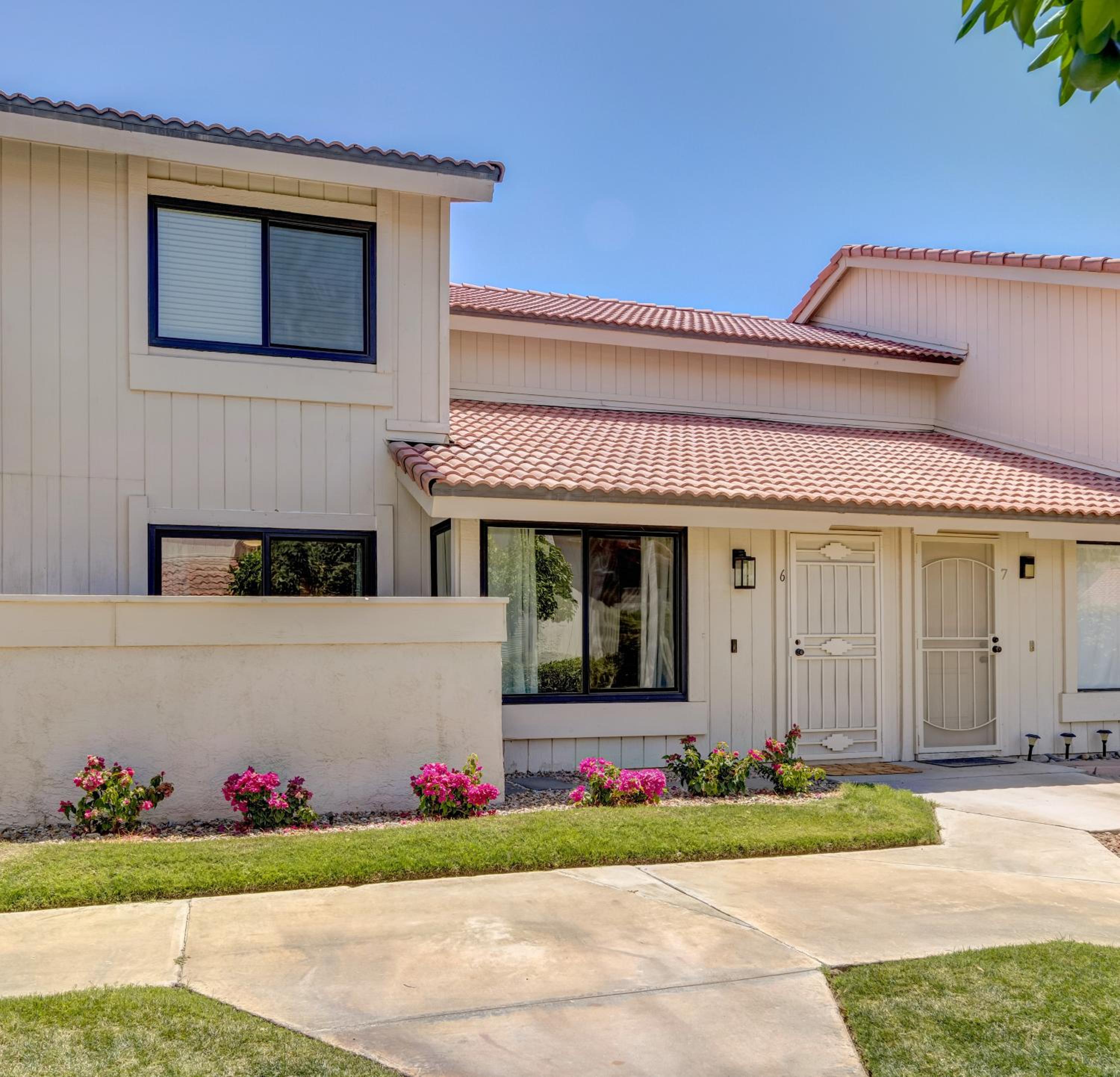 \\Golf and Couples Oasis// Midcentury w/6 Pools Hot Tub view 4