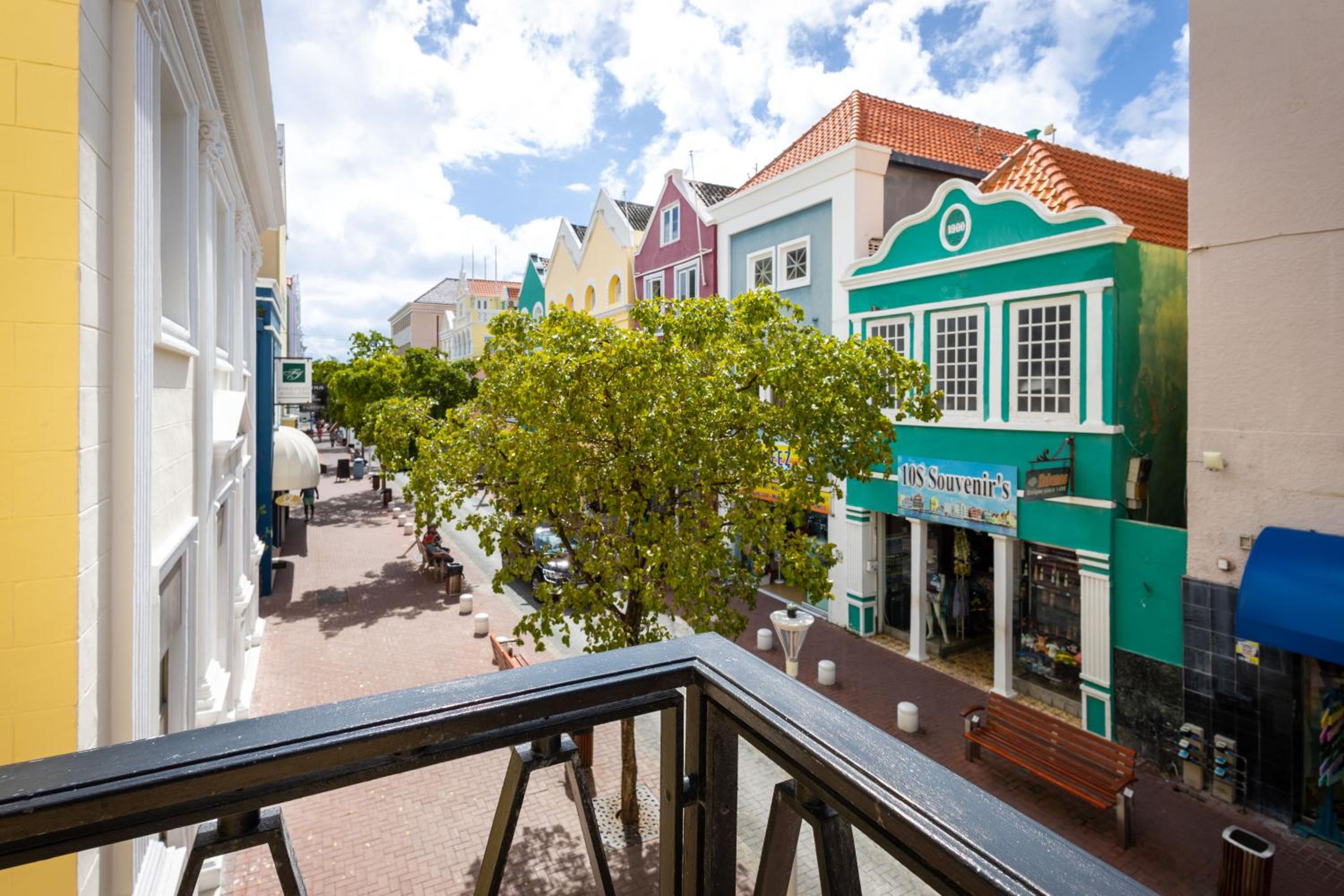 La Casa Amarilla Apartments