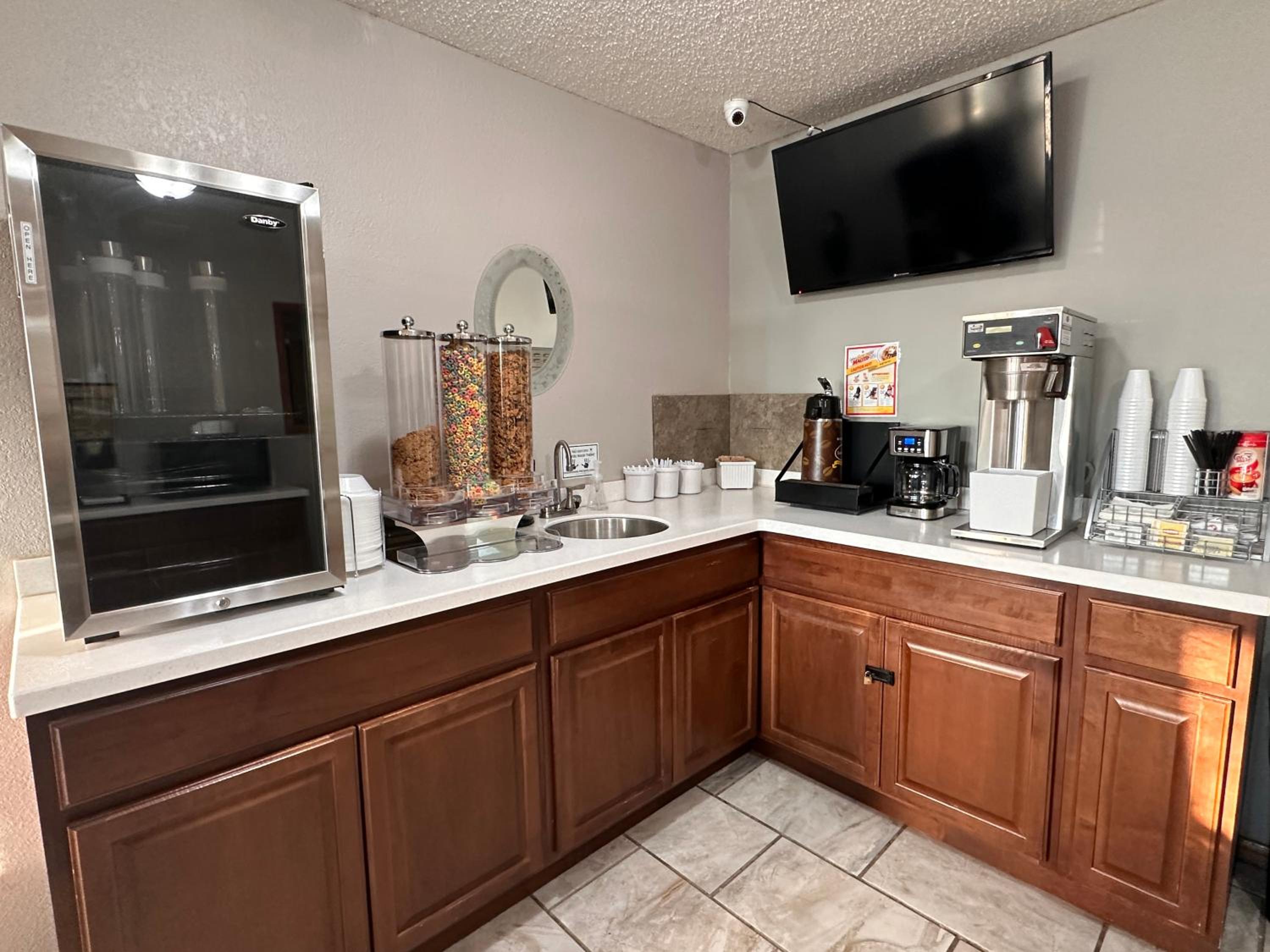 Super 8 by Wyndham Smithville Kansas City - Property Image 1