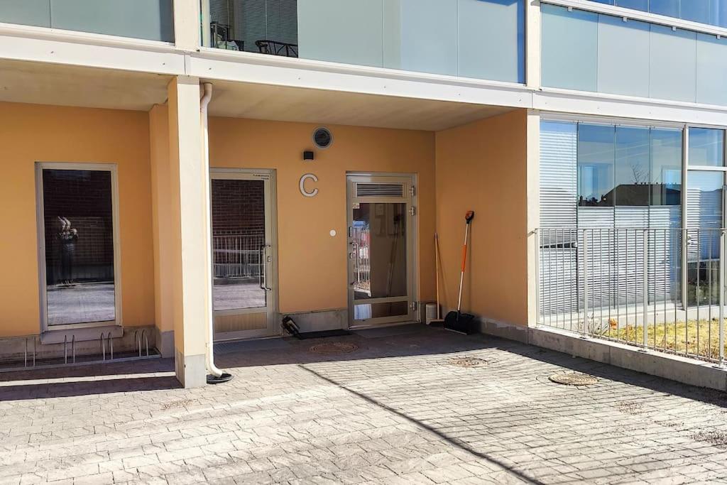 Lovely peaceful studio - close to airport, free parking view 3