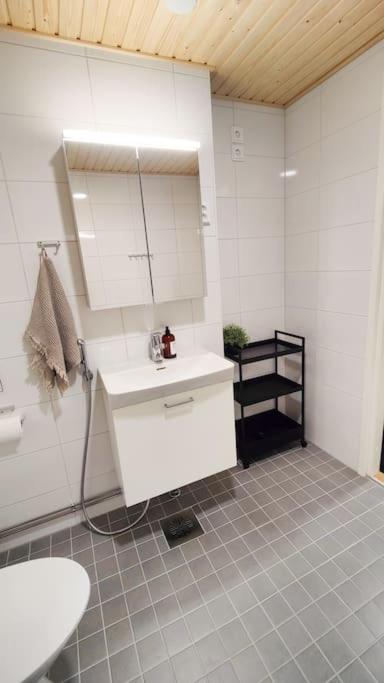 Lovely peaceful studio - close to airport, free parking view 5