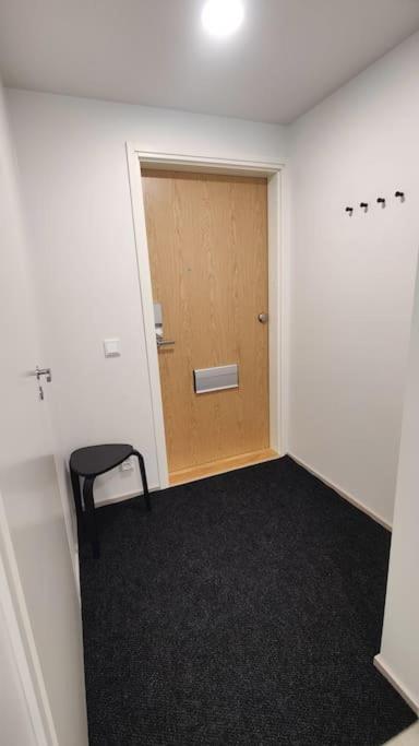 Lovely peaceful studio - close to airport, free parking view 4