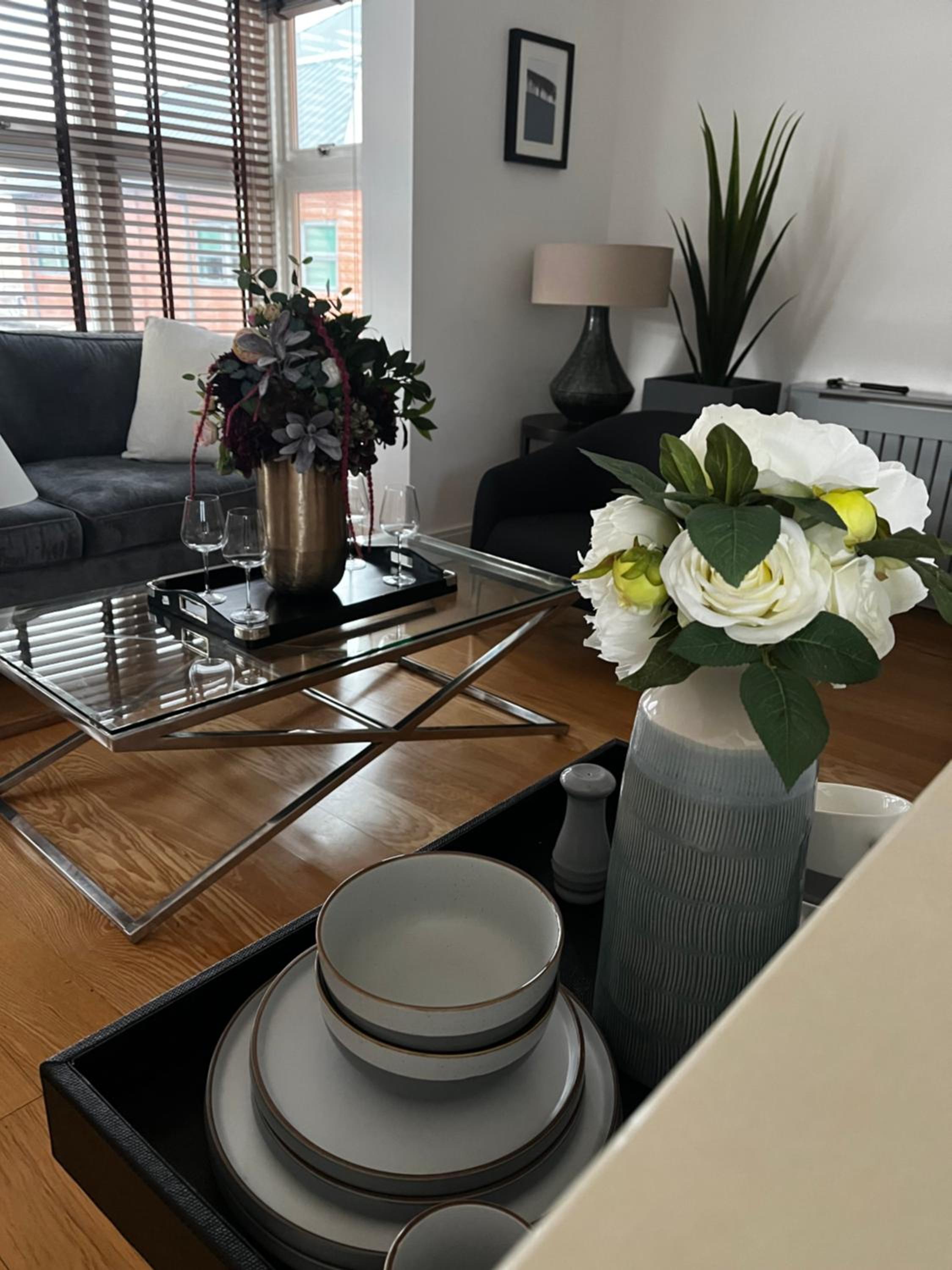 Windsor Chic & Central, 2 Kingsize bedrooms, spacious with Gated Private Parking view 2