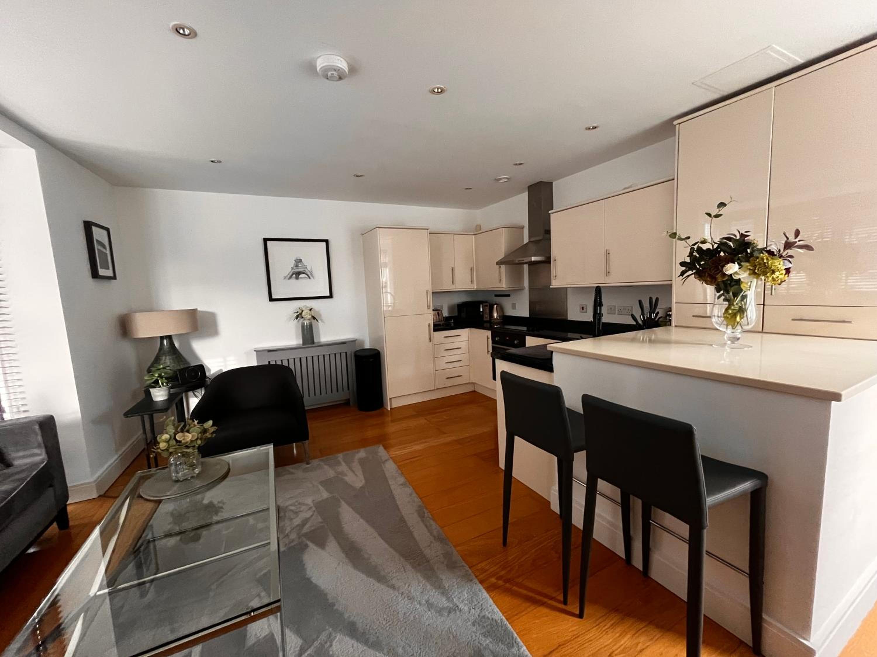 Windsor Chic & Central, 2 Kingsize bedrooms, spacious with Gated Private Parking view 3