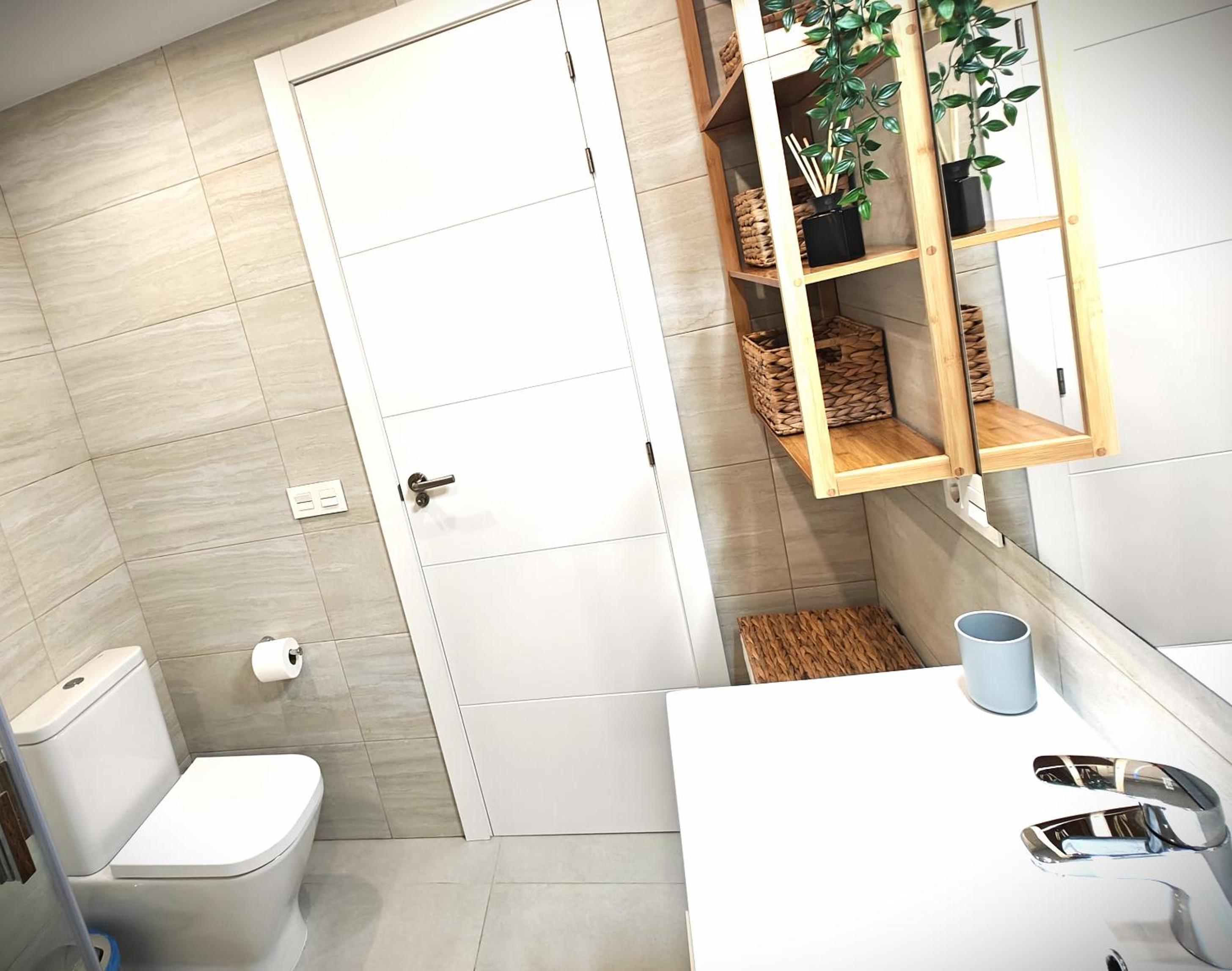 SUN APARTMENT - 3 bedrooms, priv parking, pool, AC, tv channels, fibre net photo 3