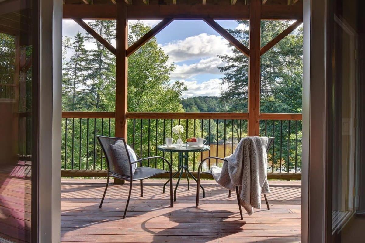 Front RIVER private BEACH 2 HOT TUBS 15 p SAUNA view 4