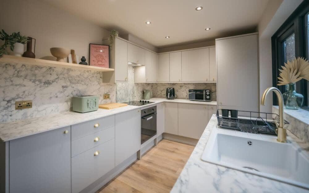 Regent's Retreat - Stunning home in Middlesbrough view 3