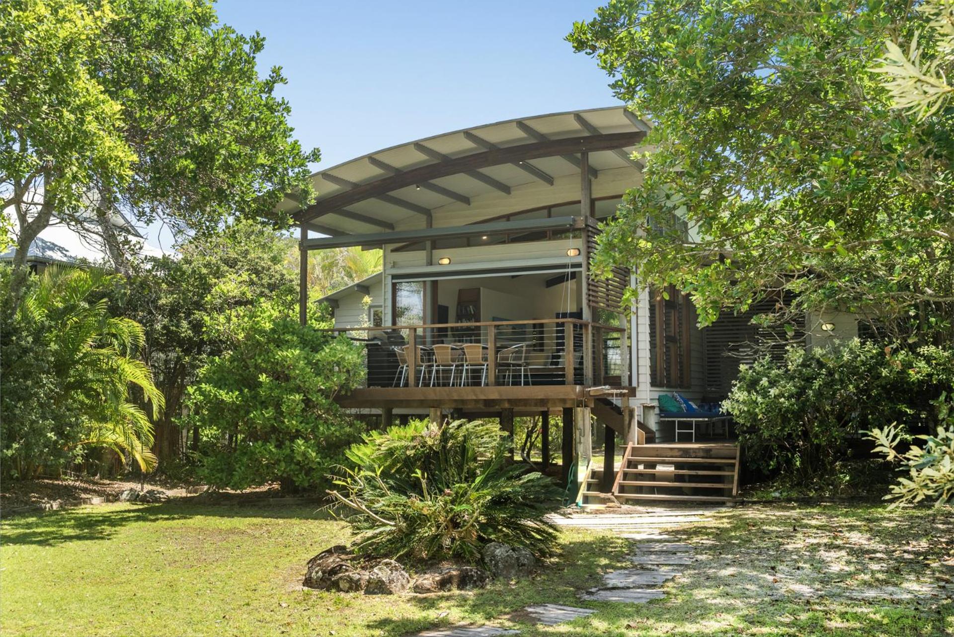 Fuller Holidays - Tuckeroo Beach House, Beachfront Suffolk Park