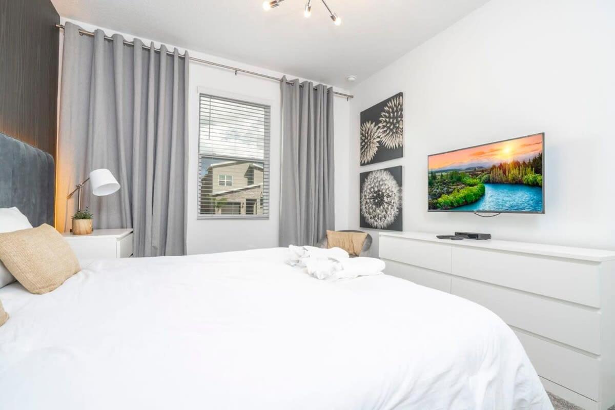Gorgeous 9Bd with Pool and GameRoom at Champions Gate 9088