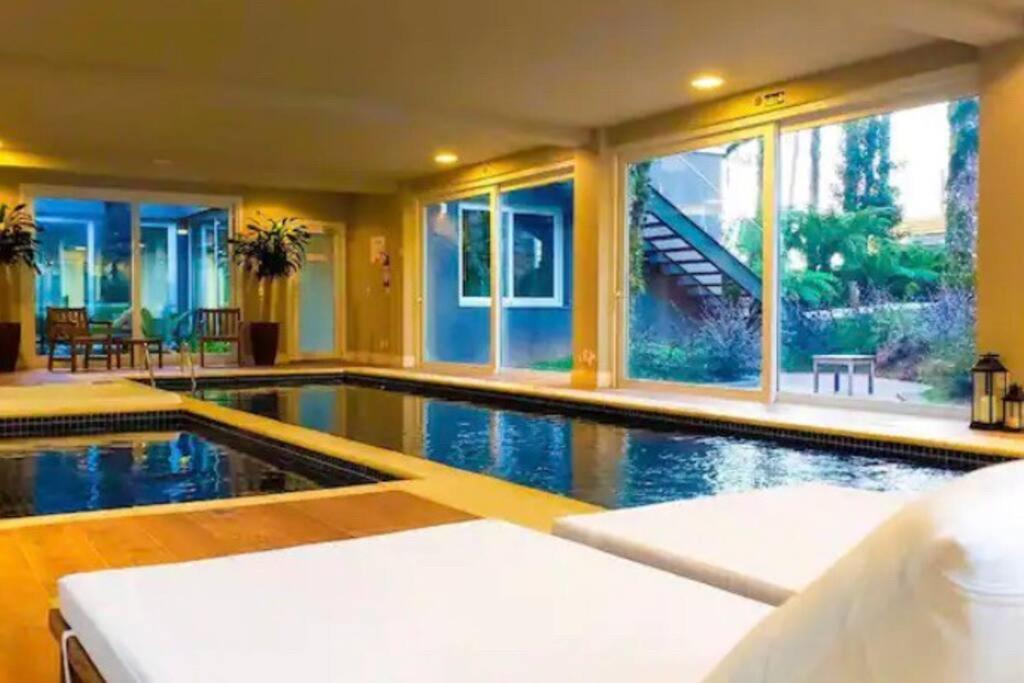 Apto com piscina aquecida próx ao centro