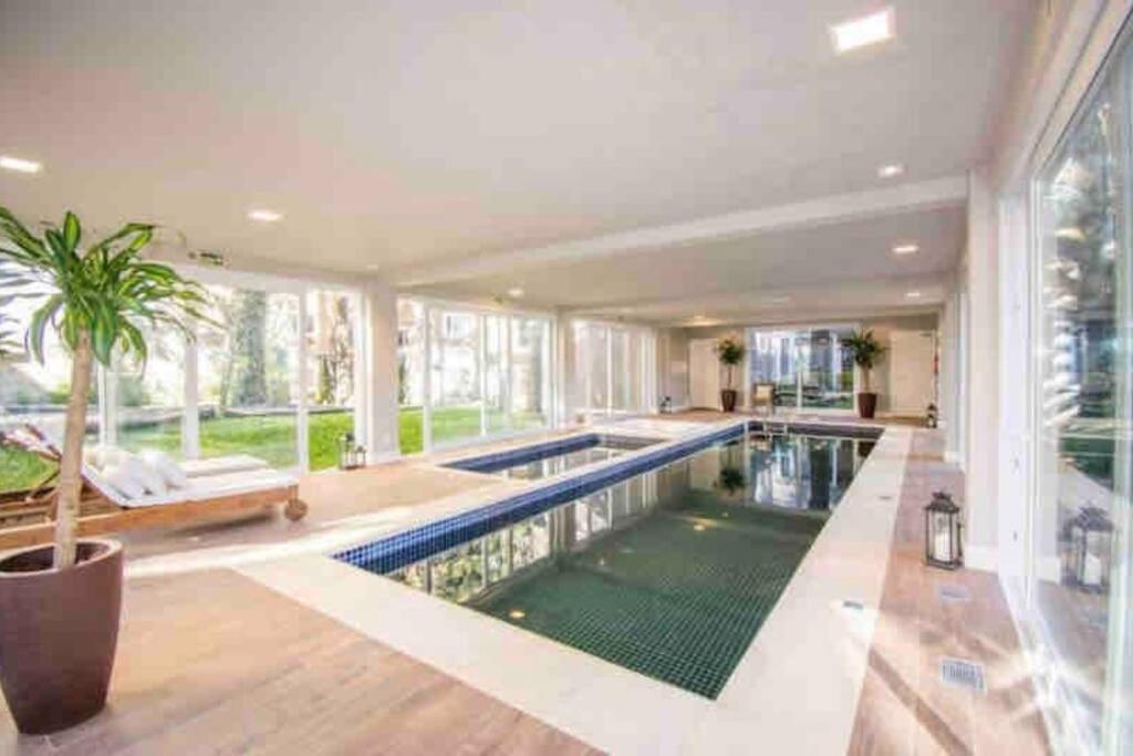 Apto com piscina aquecida próx ao centro