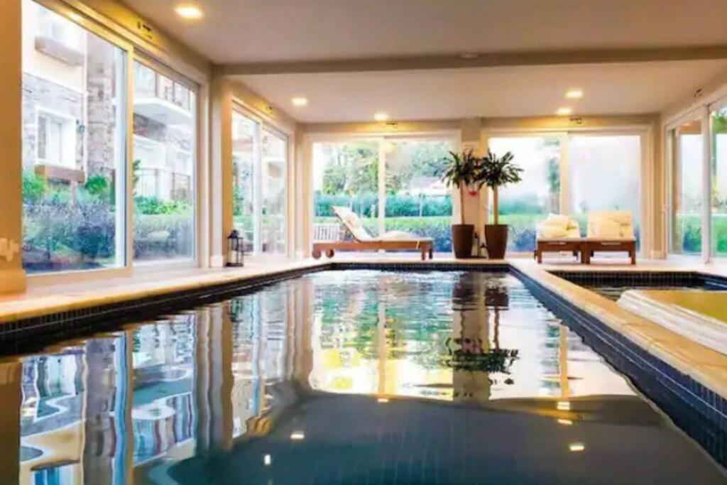 Apto com piscina aquecida próx ao centro