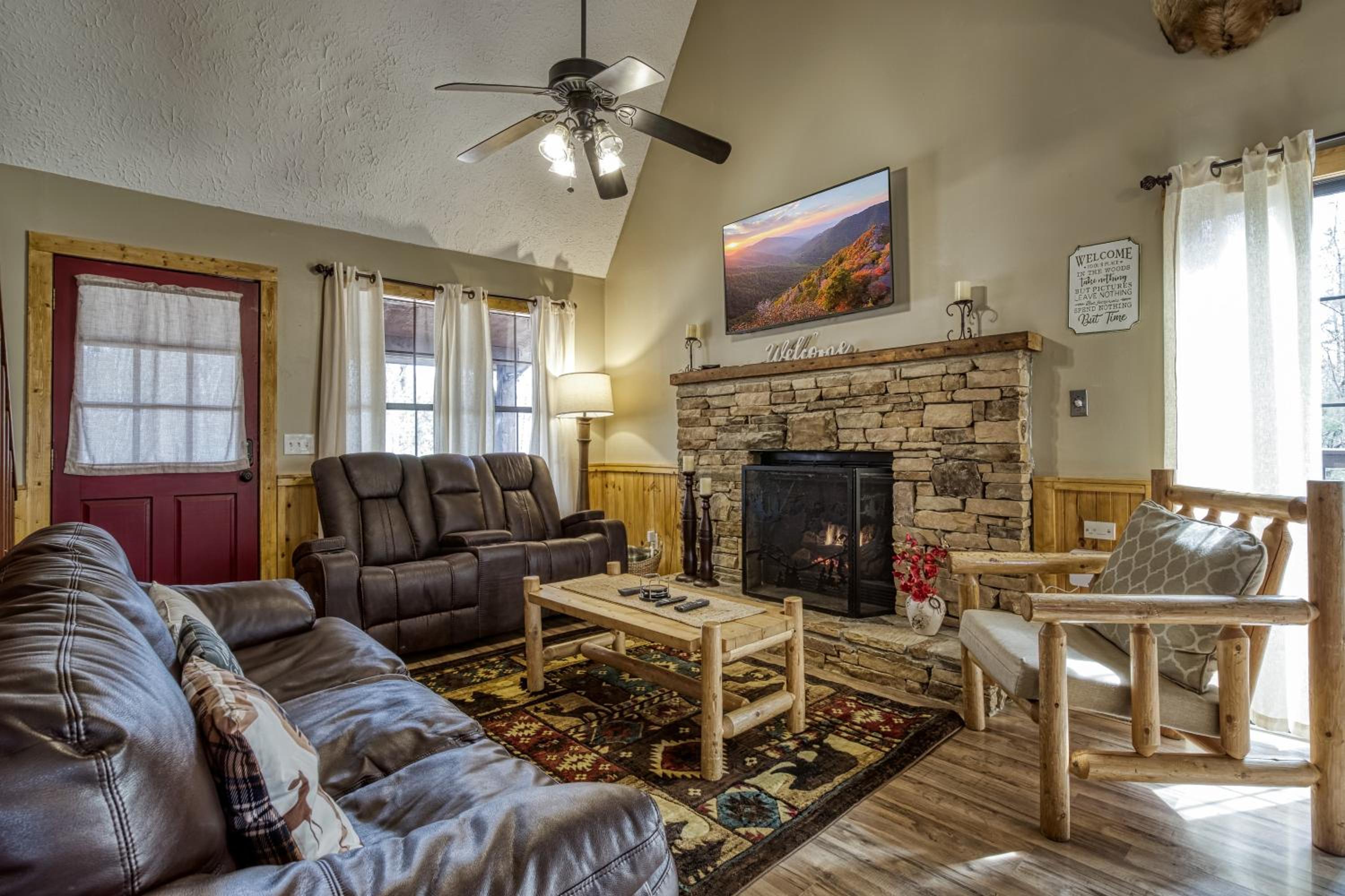 Alpine Retreat - Hot Tub, Arcade, Cozy Cabin Retreat in the Smokies