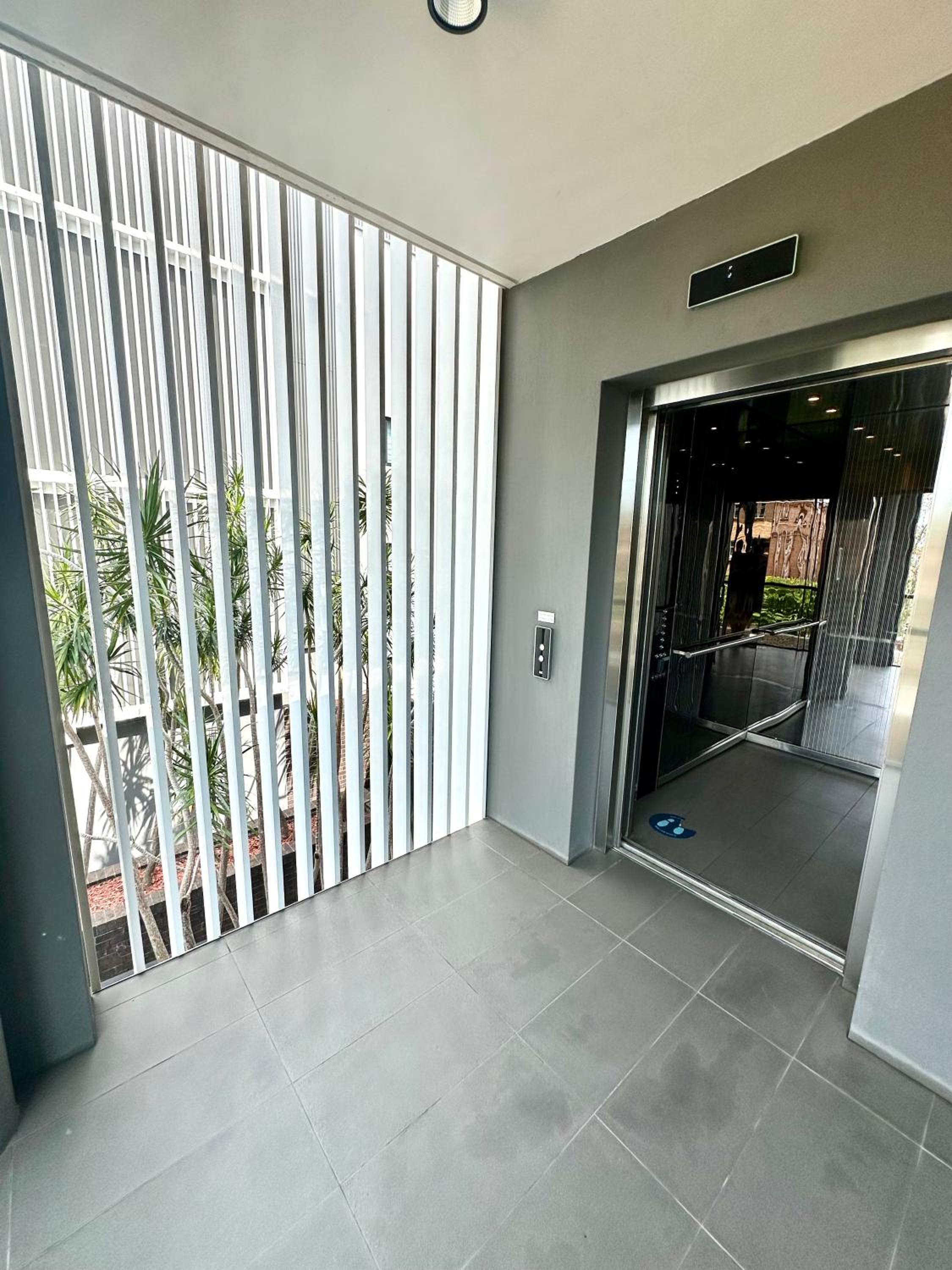 Luxury 1 BR Apartment in Randwick- Walk to hospital UNSW Dining W parking and lift and AC