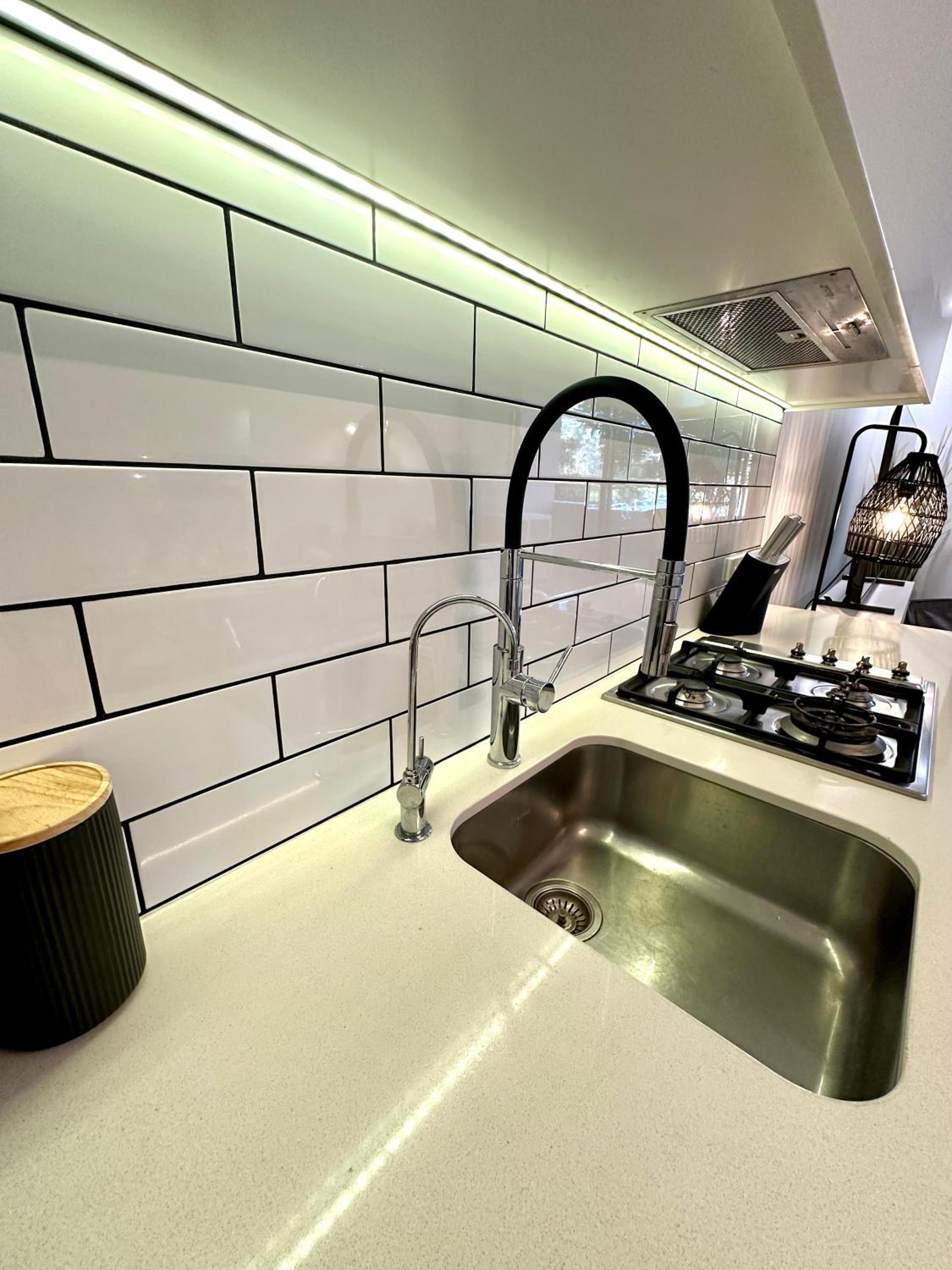 Luxury 1 BR Apartment in Randwick- Walk to hospital UNSW Dining W parking and lift and AC