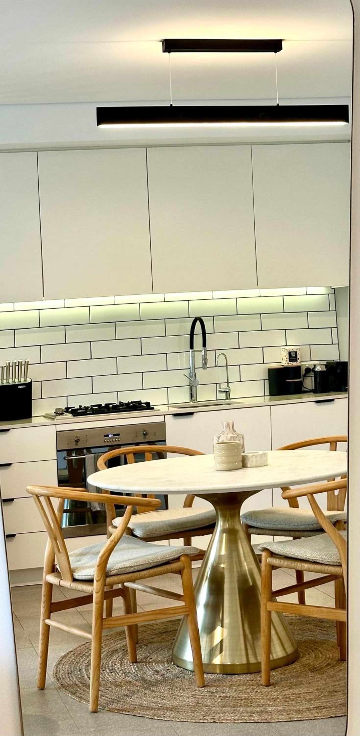 Luxury 1 BR Apartment in Randwick- Walk to hospital UNSW Dining W parking and lift and AC