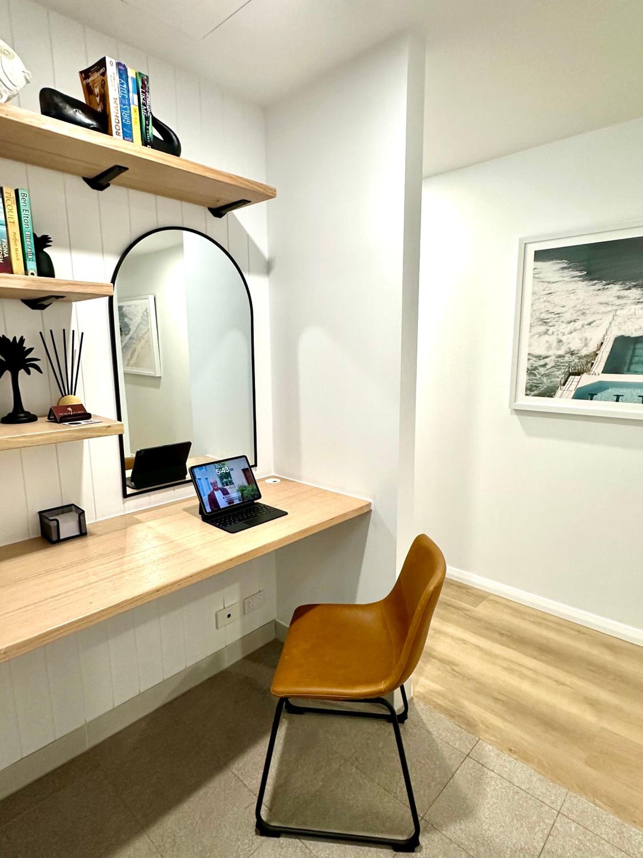 Luxury 1 BR Apartment in Randwick- Walk to hospital UNSW Dining W parking and lift and AC