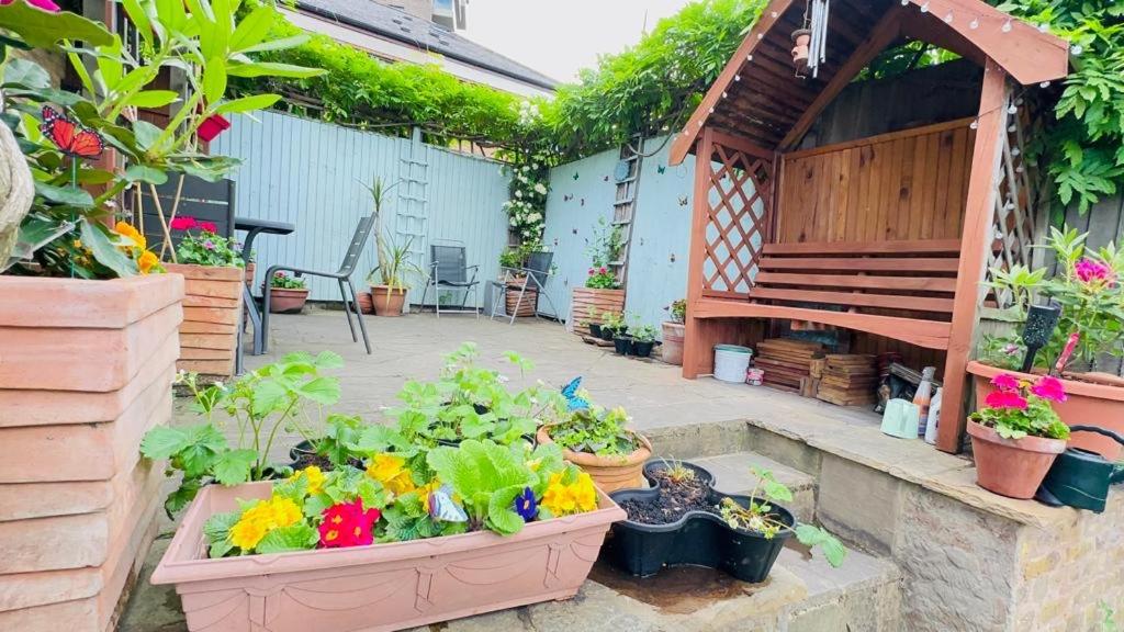 Amazing Location - City of London- 2 Bedroom Stunning Canal View House With Private Garden,Parking & Balcony