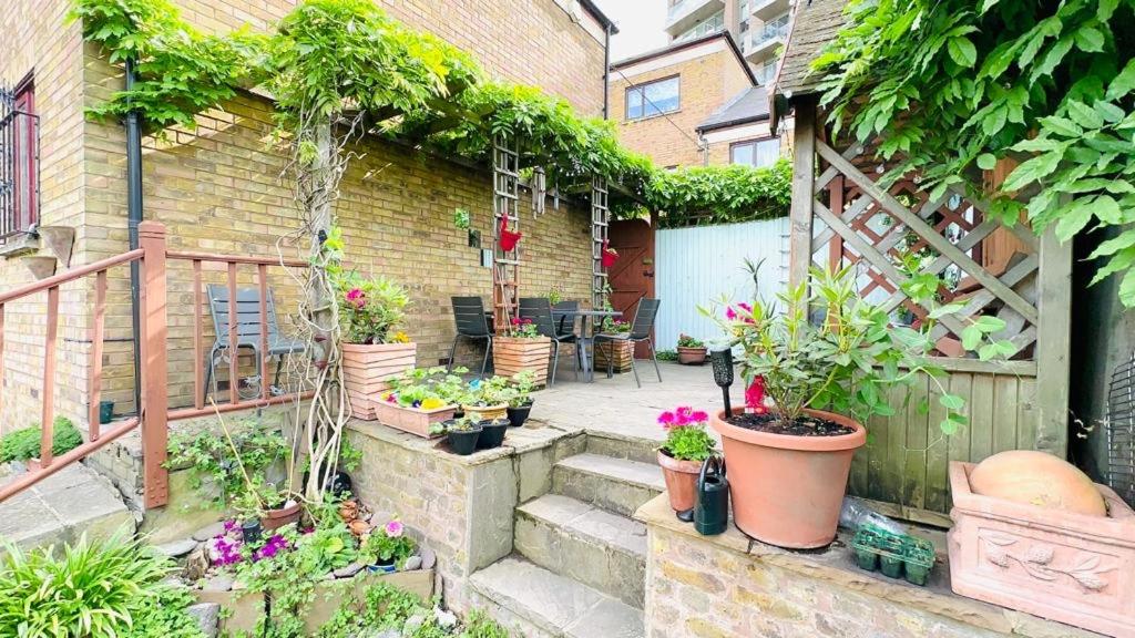 Amazing Location - City of London- 2 Bedroom Stunning Canal View House With Private Garden,Parking & Balcony