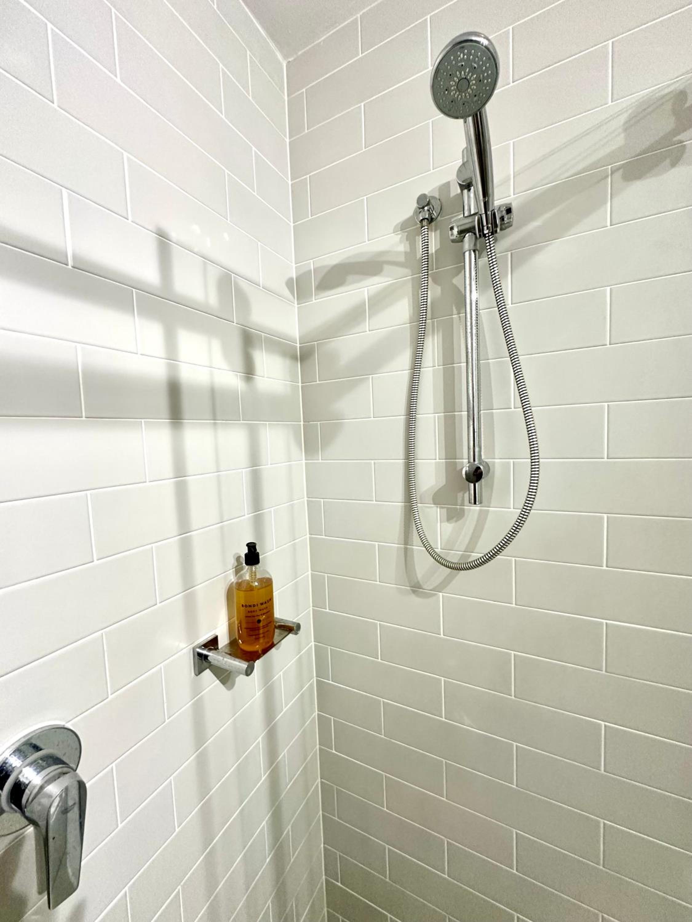 Luxury 1 BR Apartment in Randwick- Walk to hospital UNSW Dining W parking and lift and AC