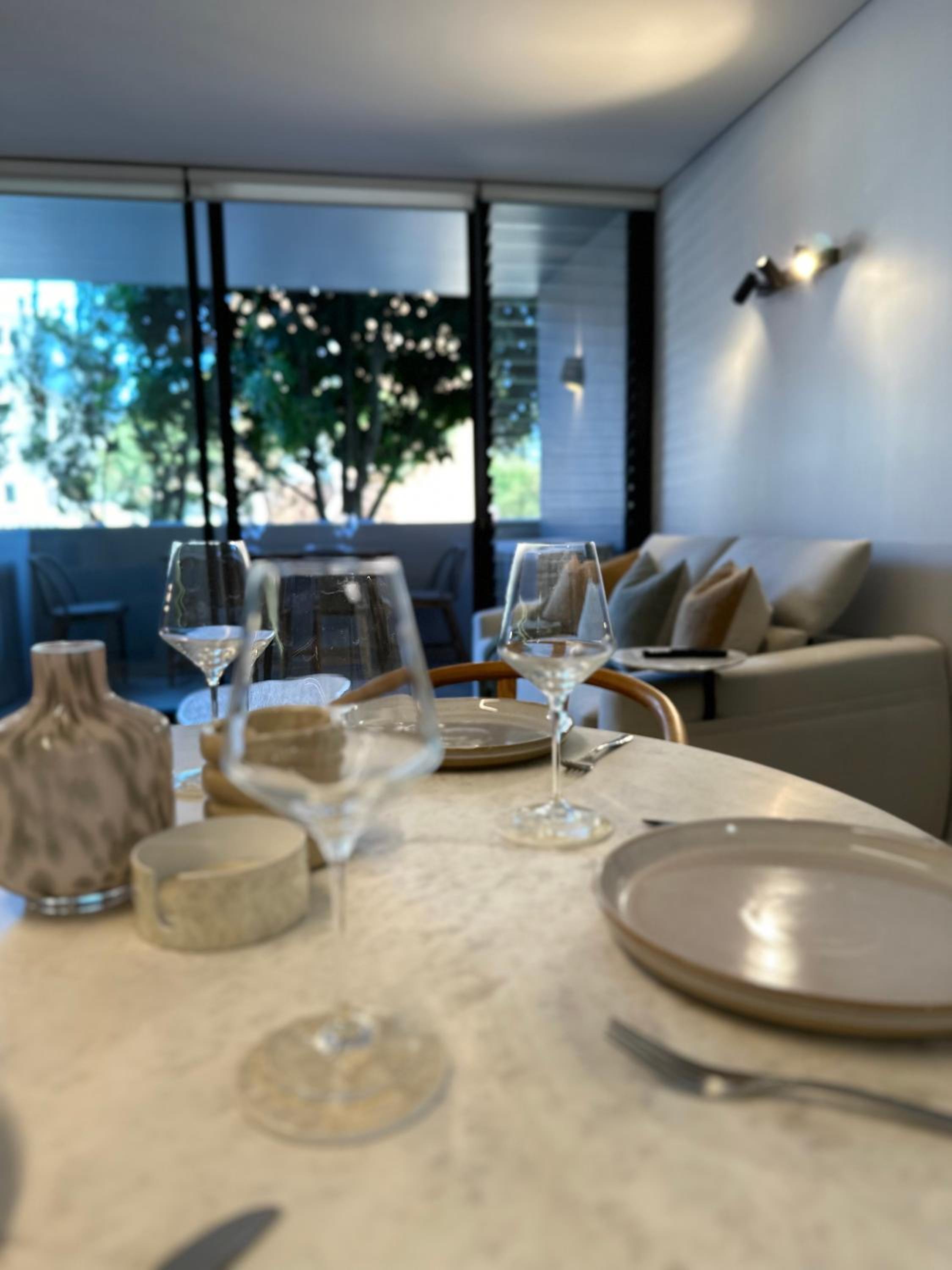 Luxury 1 BR Apartment in Randwick- Walk to hospital UNSW Dining W parking and lift and AC