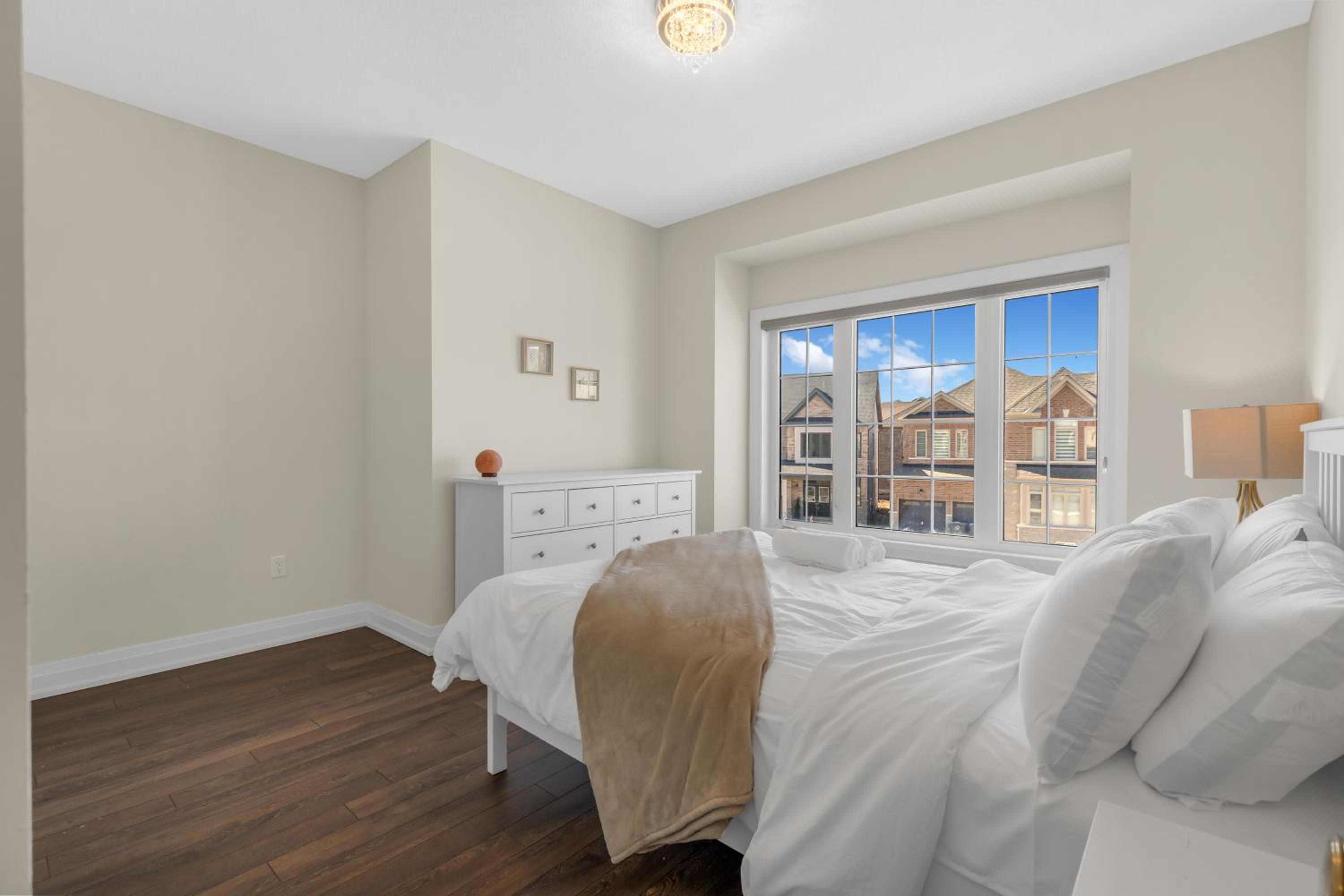 Executive 5BR-4BATH Detached Bramp/Miss Border - Image 3