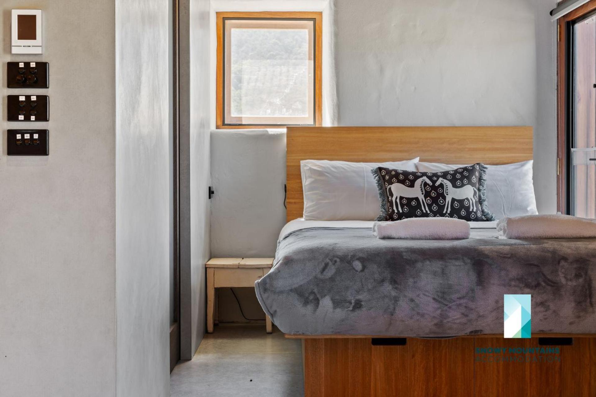 The Stone Cottage at Wollondibby - Heritage Listed l Renovated l Fire Place