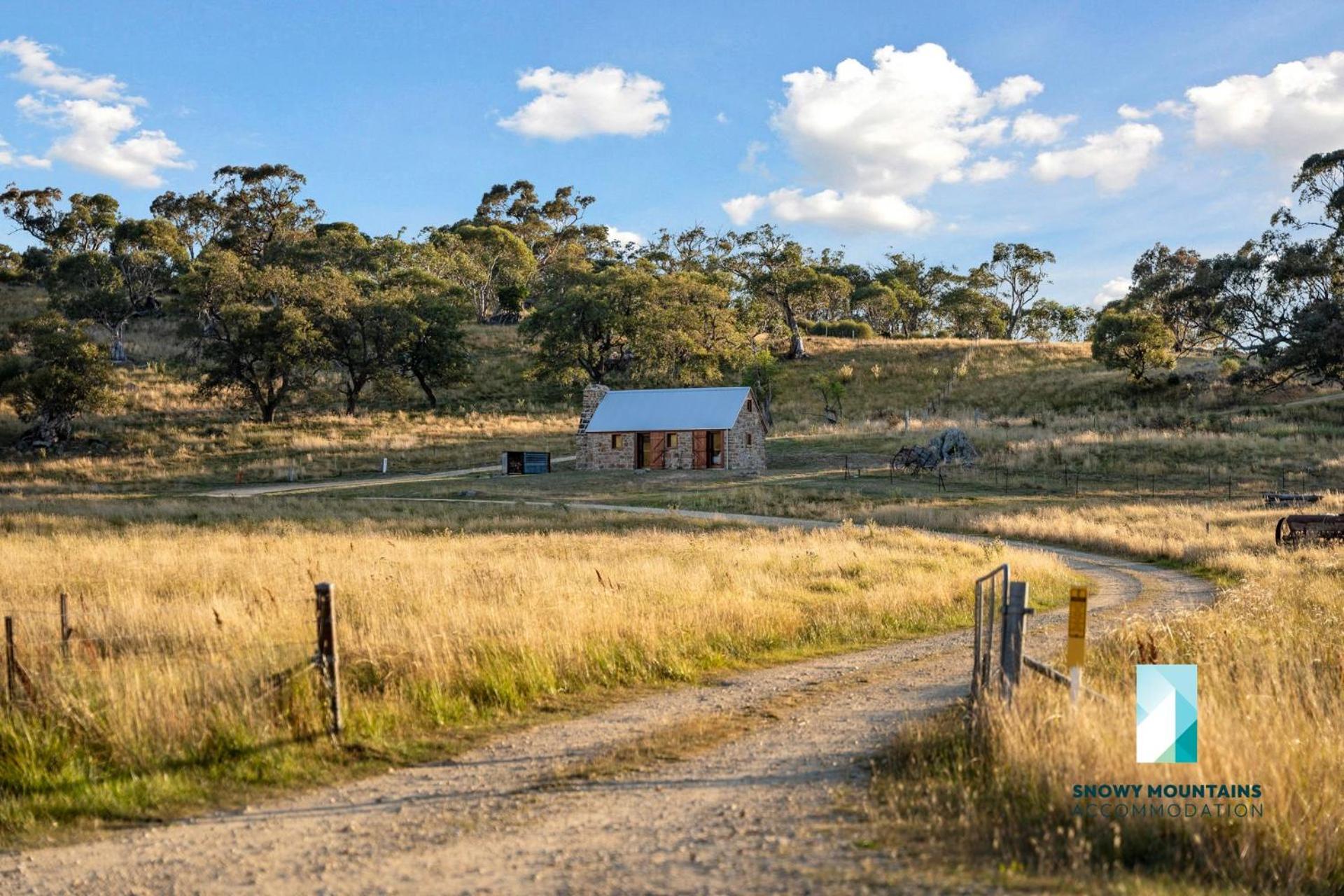 The Stone Cottage at Wollondibby - Heritage Listed l Renovated l Fire Place