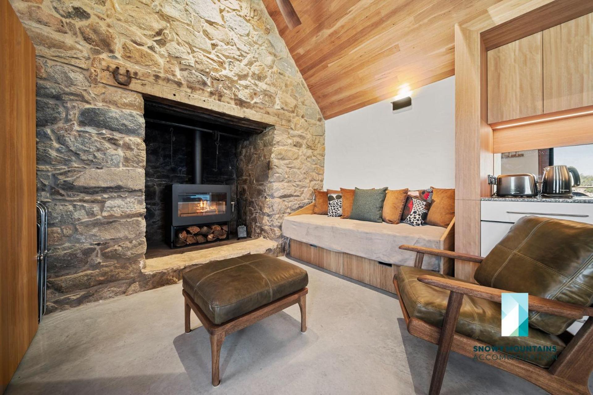 The Stone Cottage at Wollondibby - Heritage Listed l Renovated l Fire Place