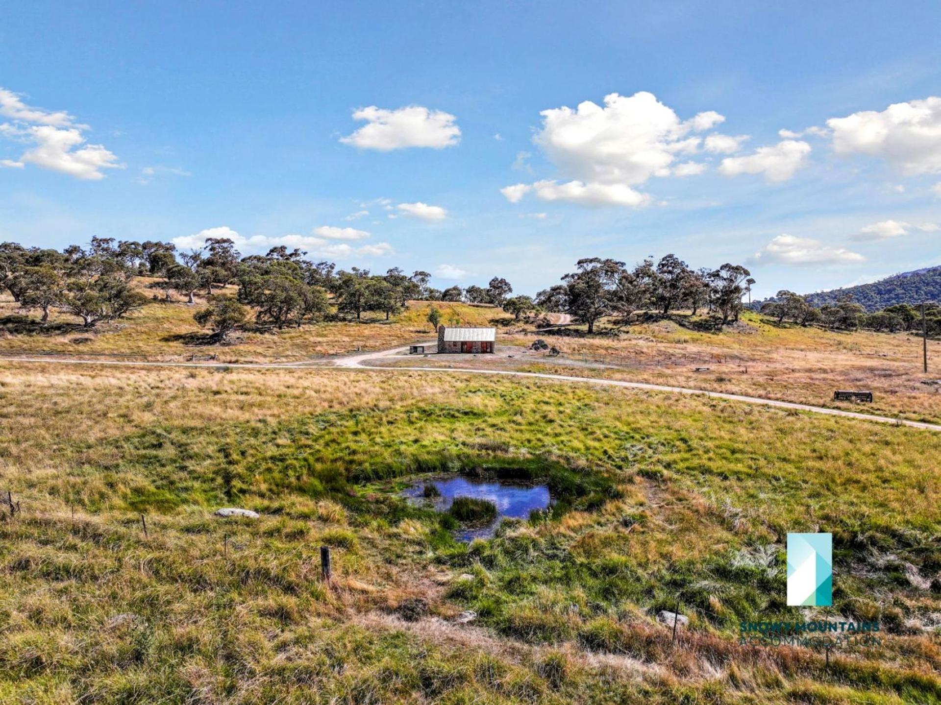 The Stone Cottage at Wollondibby - Heritage Listed l Renovated l Fire Place