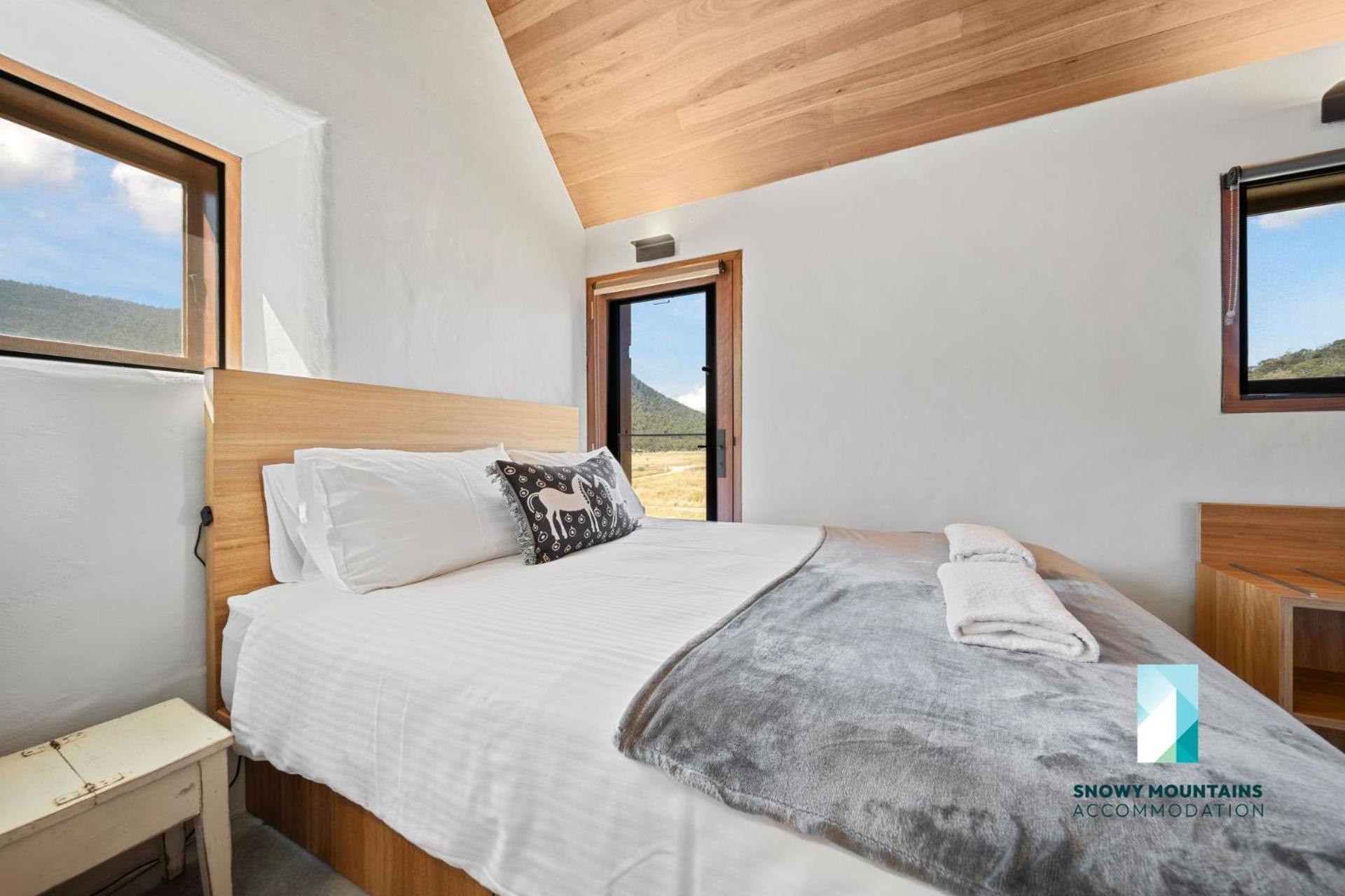The Stone Cottage at Wollondibby - Heritage Listed l Renovated l Fire Place