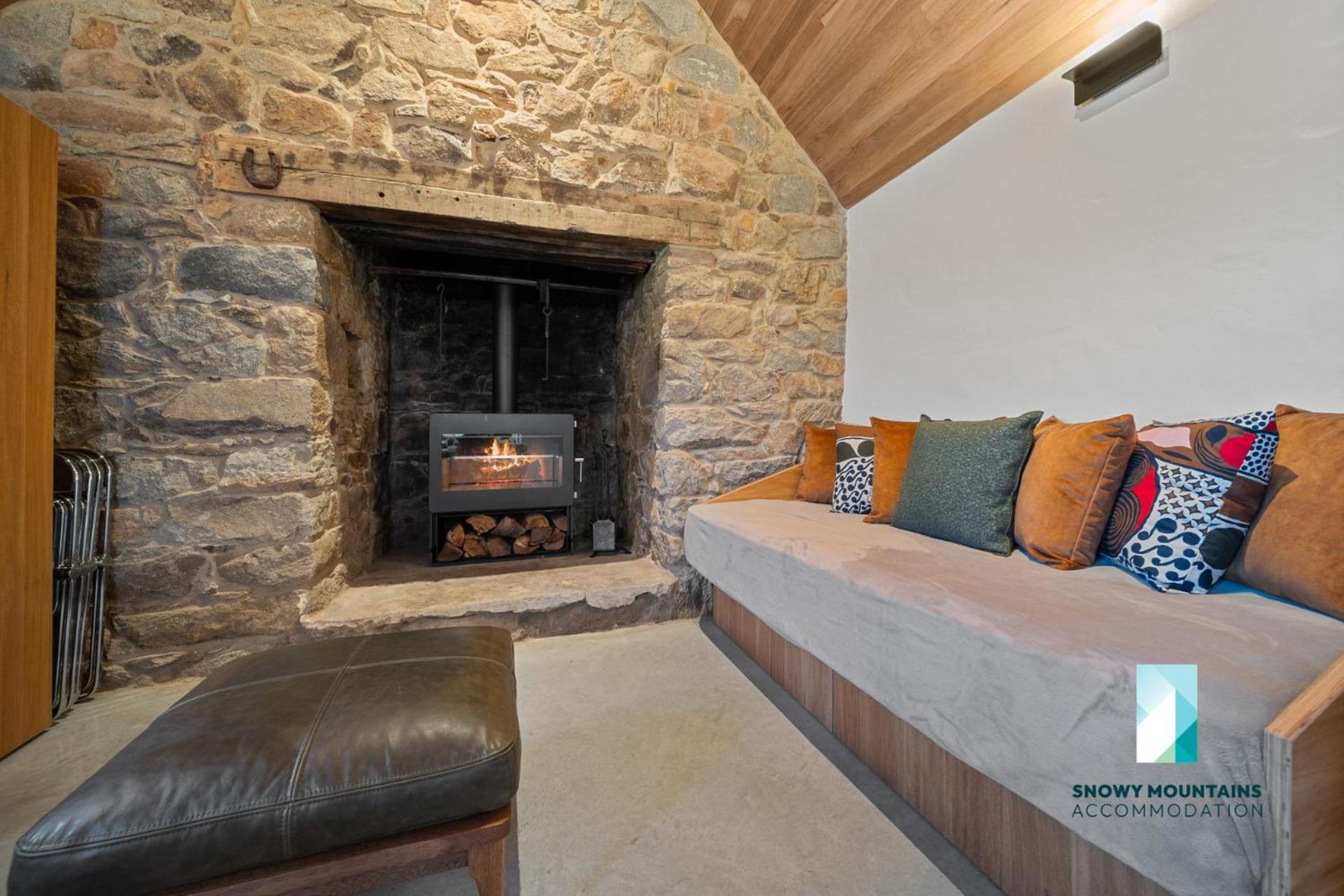 The Stone Cottage at Wollondibby - Heritage Listed l Renovated l Fire Place