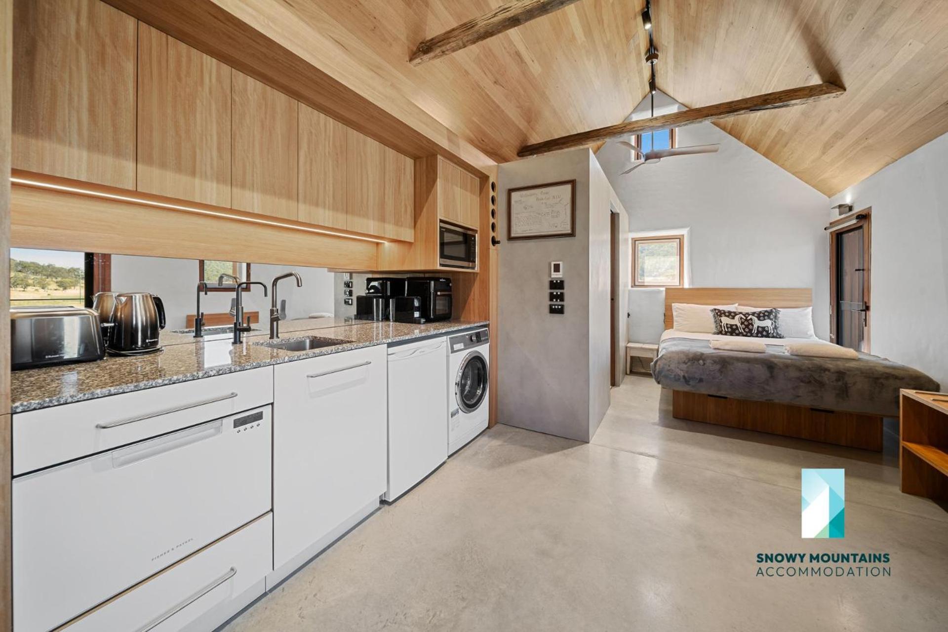 The Stone Cottage at Wollondibby - Heritage Listed l Renovated l Fire Place