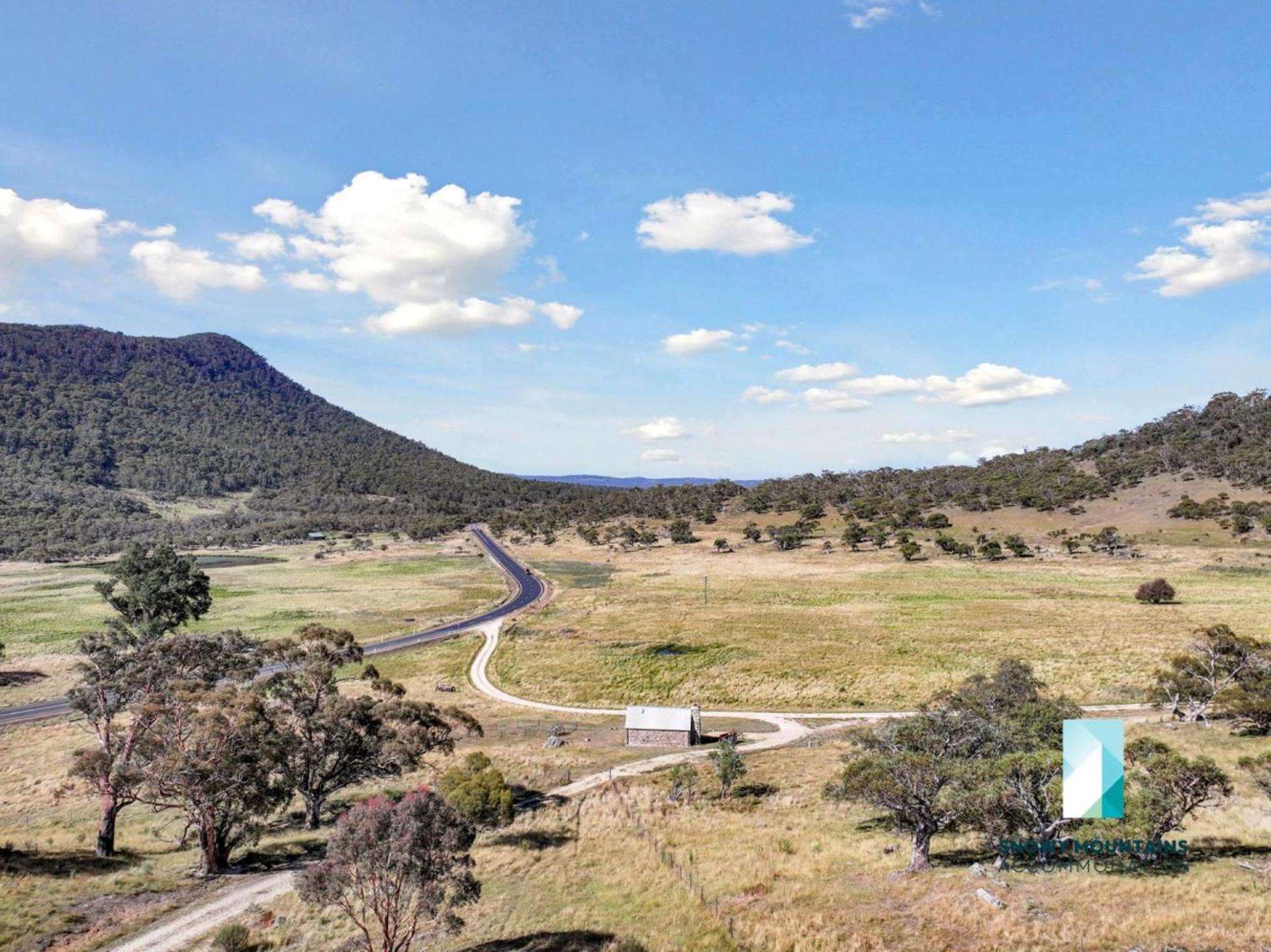 The Stone Cottage at Wollondibby - Heritage Listed l Renovated l Fire Place