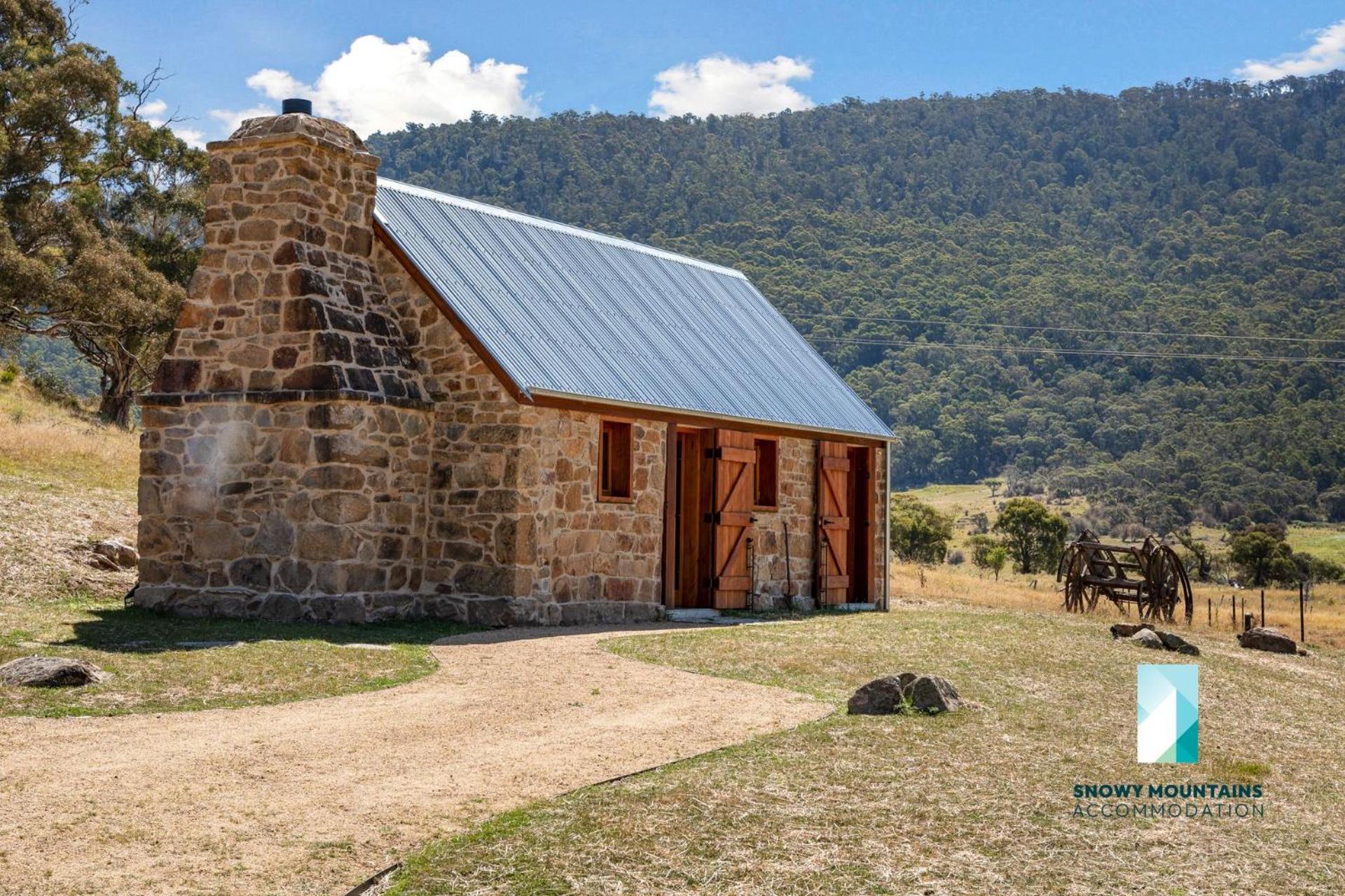 The Stone Cottage at Wollondibby - Heritage Listed l Renovated l Fire Place